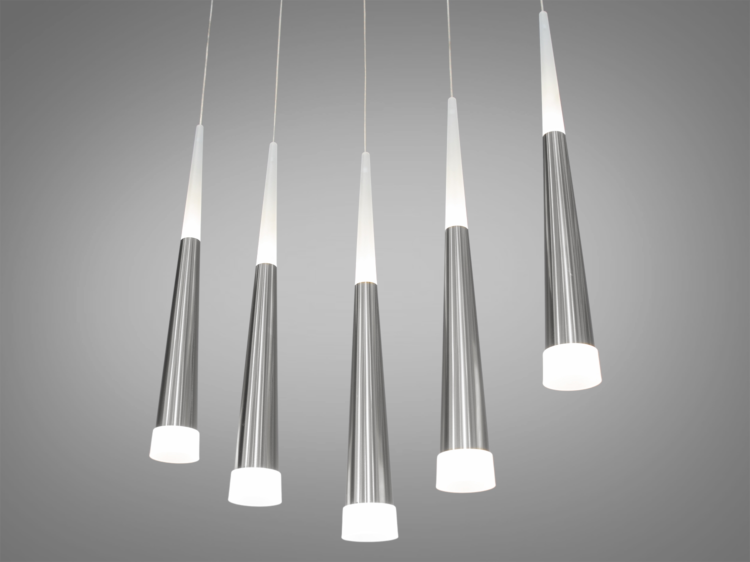 Підвісний світильник з п′ятьма металевими конусами, підвішений на тонких тросах, підходить для мінімалістичних просторів.