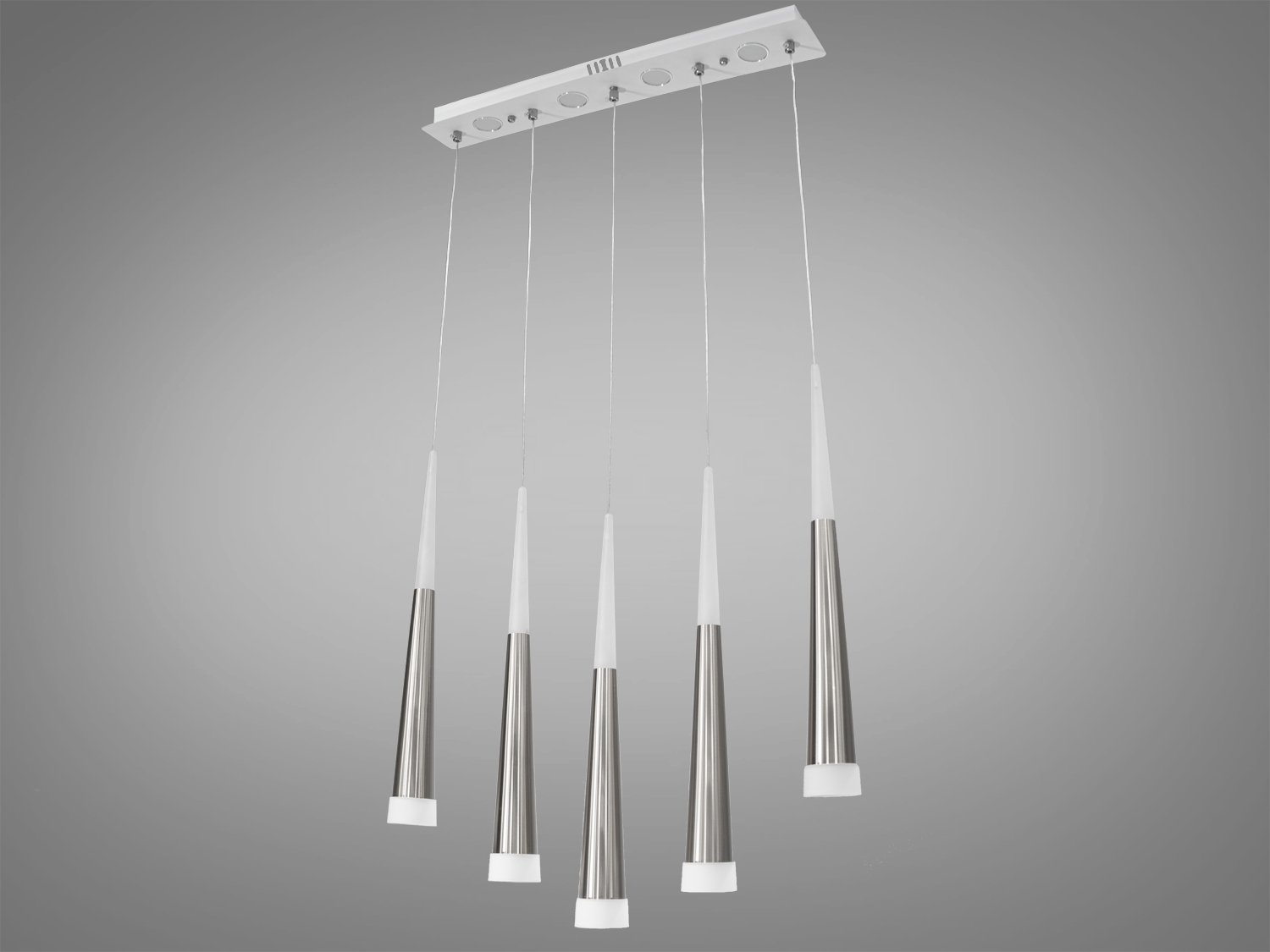 Сучасний підвісний світильник з металевими конусами, встановлений на прямокутній основі, додає стилю в інтер′єр.