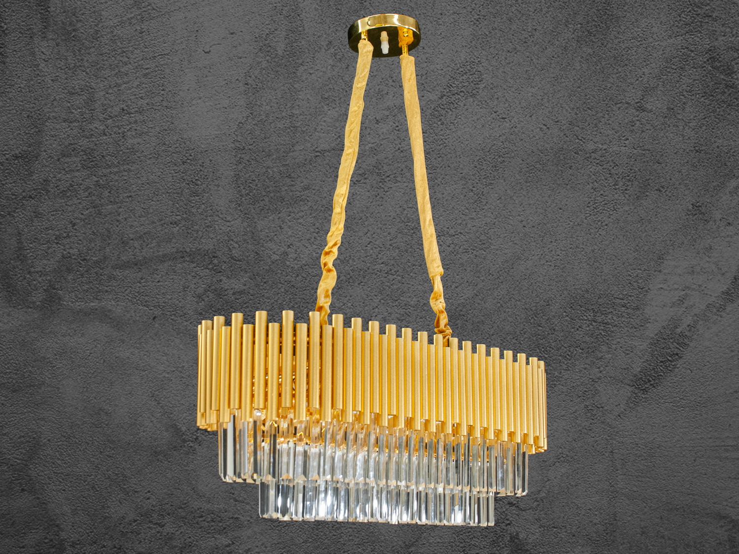 Вид збоку: підкреслює геометрію дизайну та показує, як світло грає на кришталі, створюючи неповторну атмосферу.