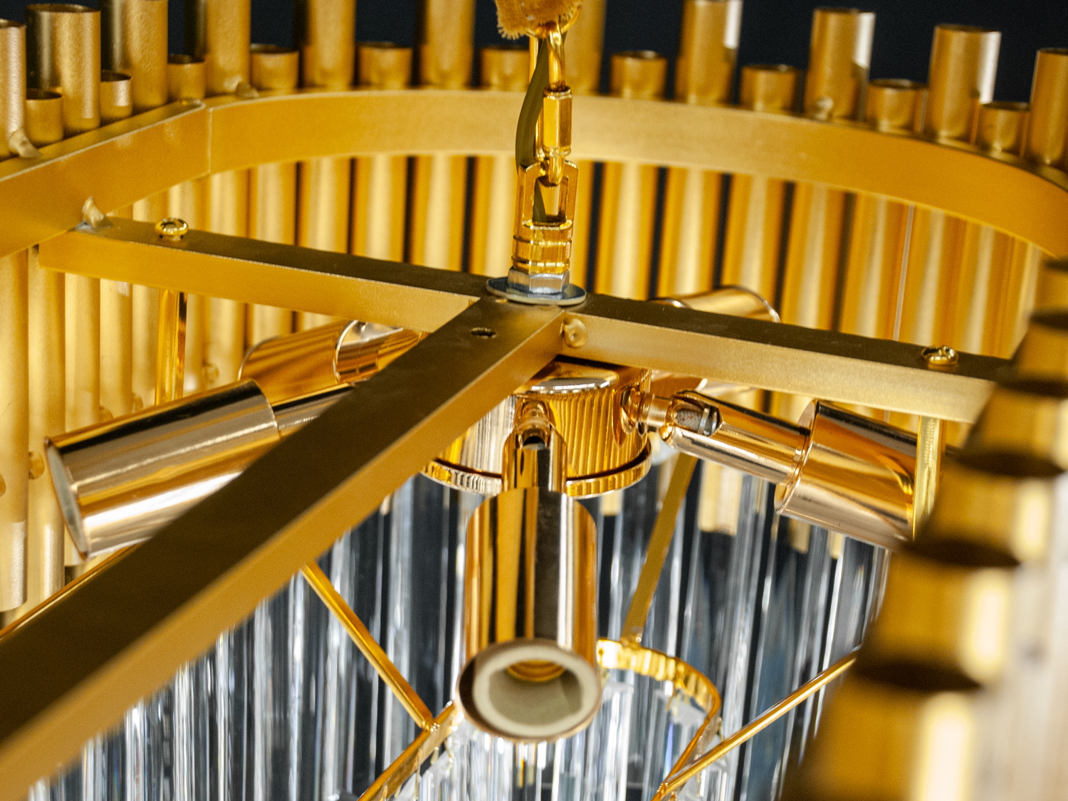 Вид зверху: акцентує увагу на міцності конструкції та ефектному поєднанні золотого металу з прозорими підвісками.