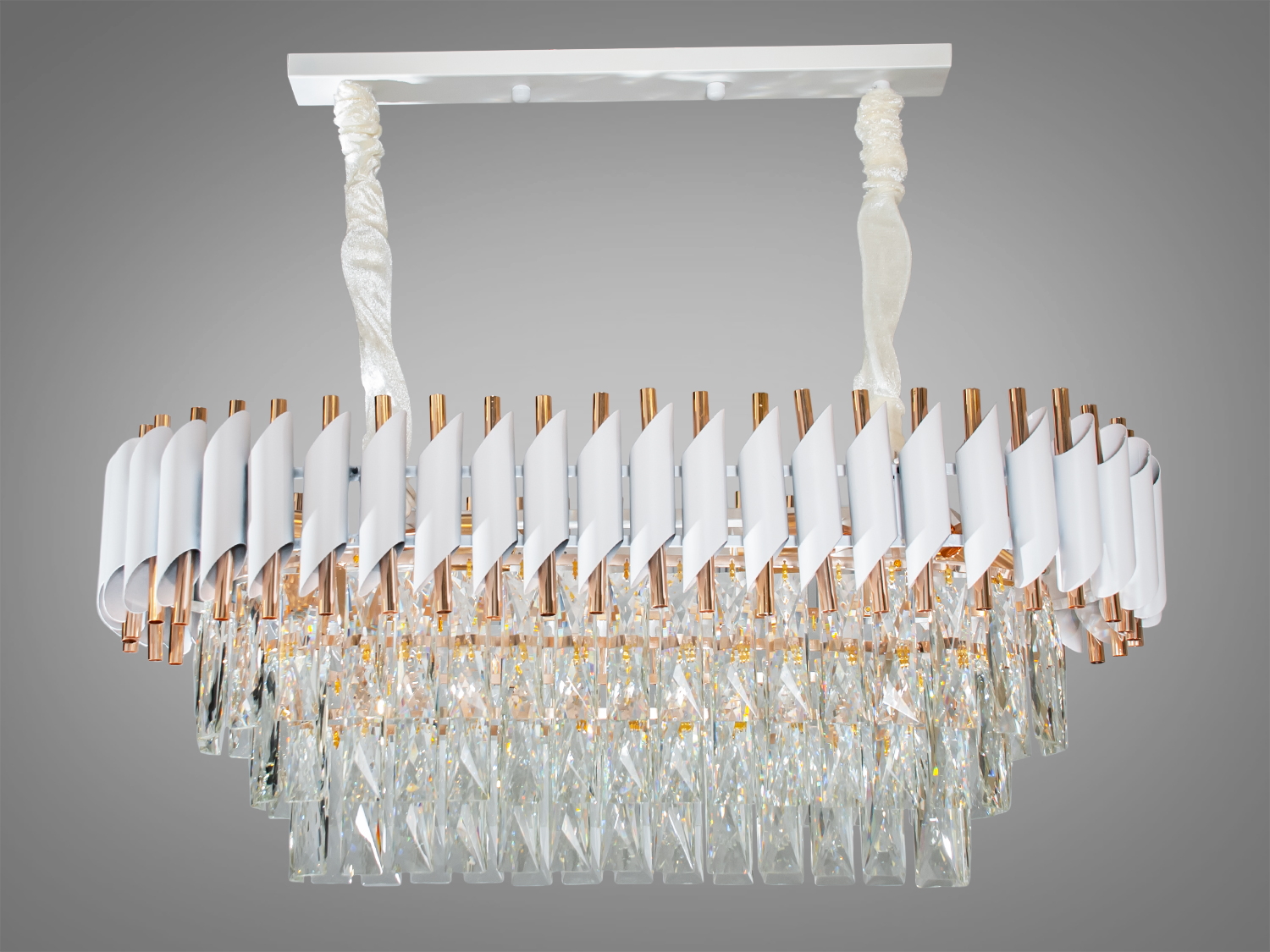 Люстра 1013 з білими металевими елементами та кришталевими підвісками для сучасного інтер’єру. Ідеальна для вітальні.