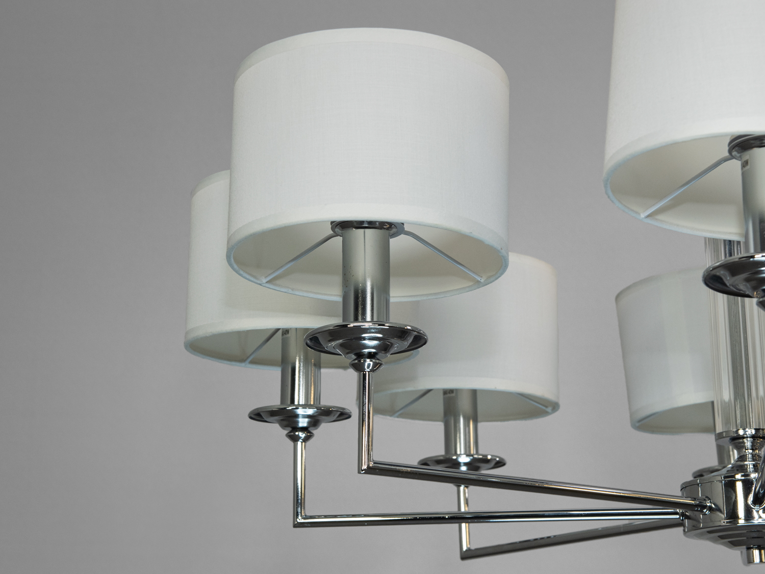 Яскрава стильна люстра для залу з абажурами, колір хром, на 8 ламп