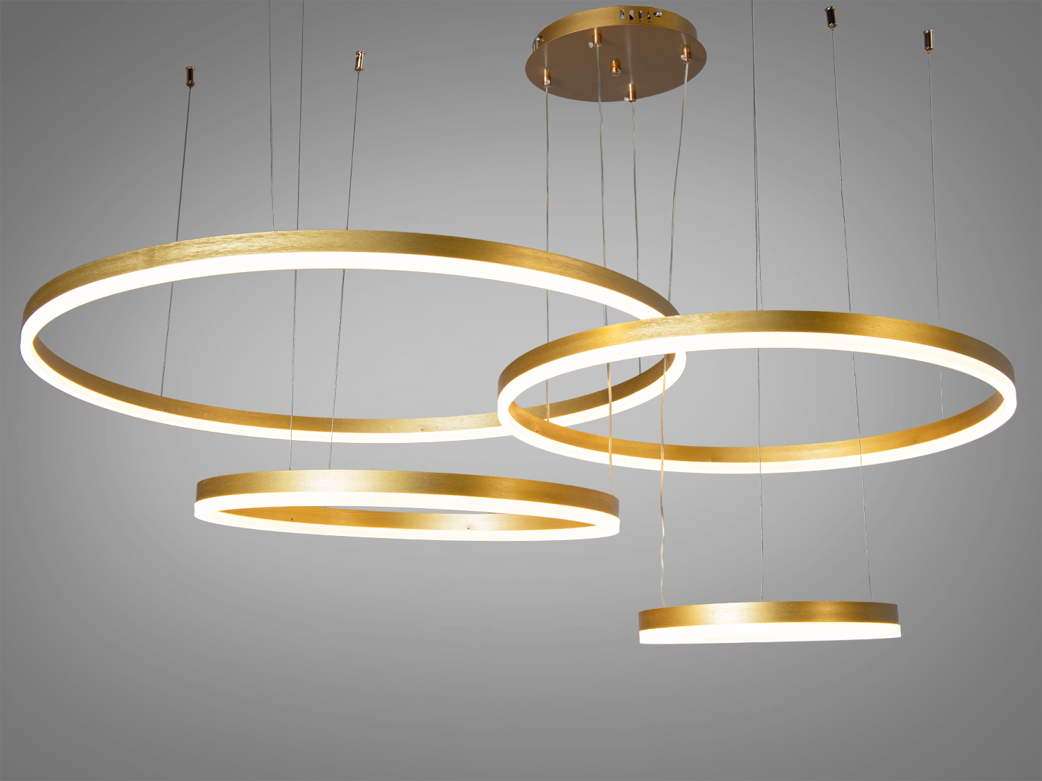 Світильник у формі чотирьох круглих кілець золотого кольору з дистанційним керуванням, підвісний монтаж, ідеальний для сучасного інтер′єру.