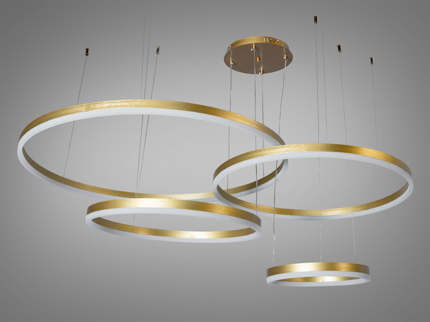 Стильний світильник з чотирма золотими кільцями, підвісний монтаж, ідеальний для офісних приміщень, забезпечує рівномірне освітлення.
