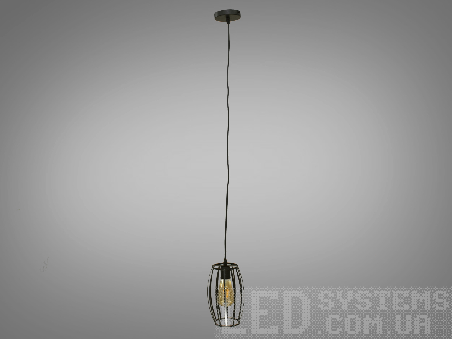 Світильник підвіс в стилі лофт, який ідеально підходить під лампочку Едісона, об'єднує  у собі вишуканість  та  індустріальний шарм. Його дизайн підкреслює автентичність та теплоту лампочки Едісона, створюючи унікальний елемент декору та освітлення.
Характеристики світильника:
Лампа Едісона як центральний елемент: Спеціально розроблений дизайн, що виділяє та підкреслює лампу Едісона як центральний елемент світильника. Застосування лампи Едісона з декоративними нитками або нестандартною формою додає виробу вишуканості та тепла. Лампочка Едісона надає приємне приглушене світло, створюючи тепло та затишну атмосферу в місці розташування світильника.
Матеріали з індустріальним виглядом: Використовуються металеві або чорні матеріали, що надають індустріальний шарм та вишуканість. Мінімалізм цього світильника підкреслить вашу індивідуальність і відчуття стилю. Металеві елементи можуть мати сліди старіння, підряпини чи інші недоліки, що є характерними для стилю лофт та надають світильнику виразний вигляд.
Лофтовий дизайн: З підвісом у вигляді ланцюга чи троса, грубими металевими деталями та відкритим дизайном, що додає стиль лофту. Стиль «Лофт» зараз дуже популярний, його люблять як творчі особистості, так і вельми практичні люди, які віддають перевагу комфорту і простоті в інтер'єрі. Світильники в стилі «лофт» ідеально впишуться в сучасні будинки, квартири, кафе, арт-простори, коворкінги, квеструми.
Підвісний світильник ідеально поєднується з іншими індустріальними деталями, такими як відкриті труби, цегла або металеві стільниці.
Можливість регулювання висоти: Дозволяє легко адаптувати світильник до різних просторових умов.
Сфери використання:
Ресторани та кафе: Створює тепло та затишне освітлення, ідеально підходить для створення атмосфери в зонах обіду або бару.
Житлові приміщення: Виглядає чудово у вітальнях, кухнях чи спальнях, додаючи індустріальний акцент до інтер'єру.
Магазини та виставкові зони: Створює стильний вигляд для приміщень, де важливий дизайн та видиму привабливість. Вигідно підкреслює стильні товари або предмети мистецтва, надаючи їм індивідуальний вигляд.
Фото- та відеостудії: Забезпечує освітлення з характером для створення унікальних фото чи відеоматеріалів.
Цей світильник-підвіс у стилі лофт з лампочкою Едісона створює особливу атмосферу, де тепло та стиль індустріального дизайну взаємодіють, надаючи приміщенню унікальний і вишуканий вигляд.
Лампа в комплект не входить.