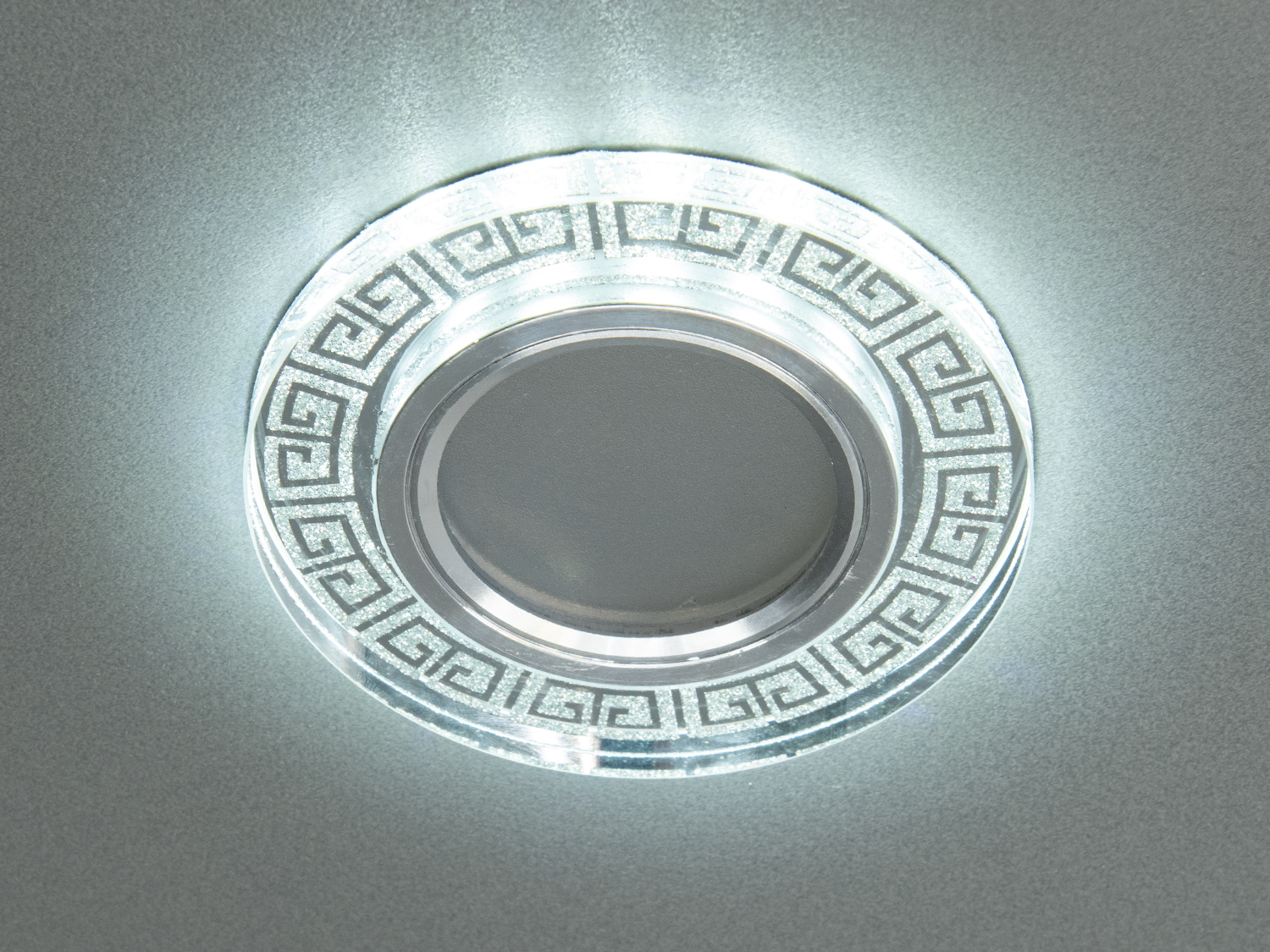 На зображенні — світильник у робочому стані: стильне світлодіодне підсвічування додає глибини освітлення.