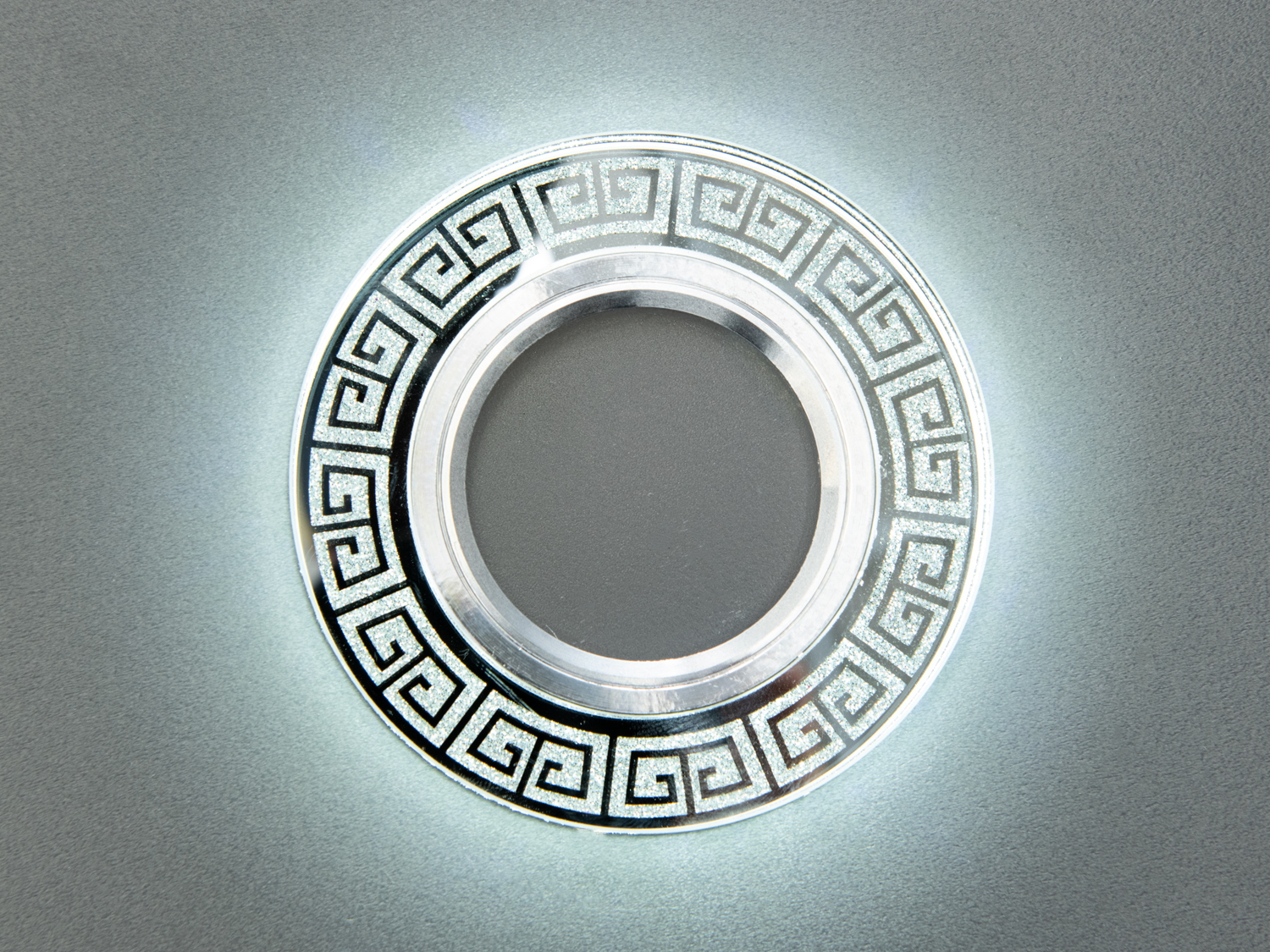 Фото показує, як світильник створює мякий ореол світла, що ідеально підходить для створення затишної атмосфери.