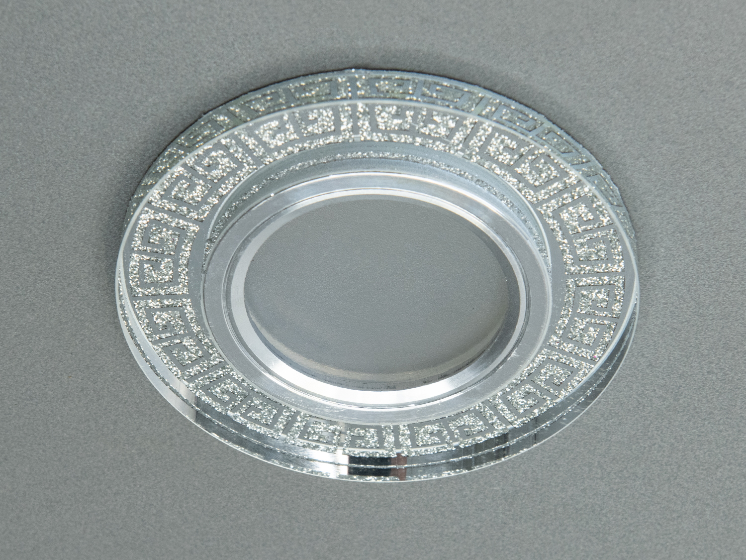 Дизайн має зовнішнє кільце, прикрашене двома шарами кришталевих елементів. Внутрішнє кільце складається з менших квадратних кристалів, розташованих у вигляді решітки.