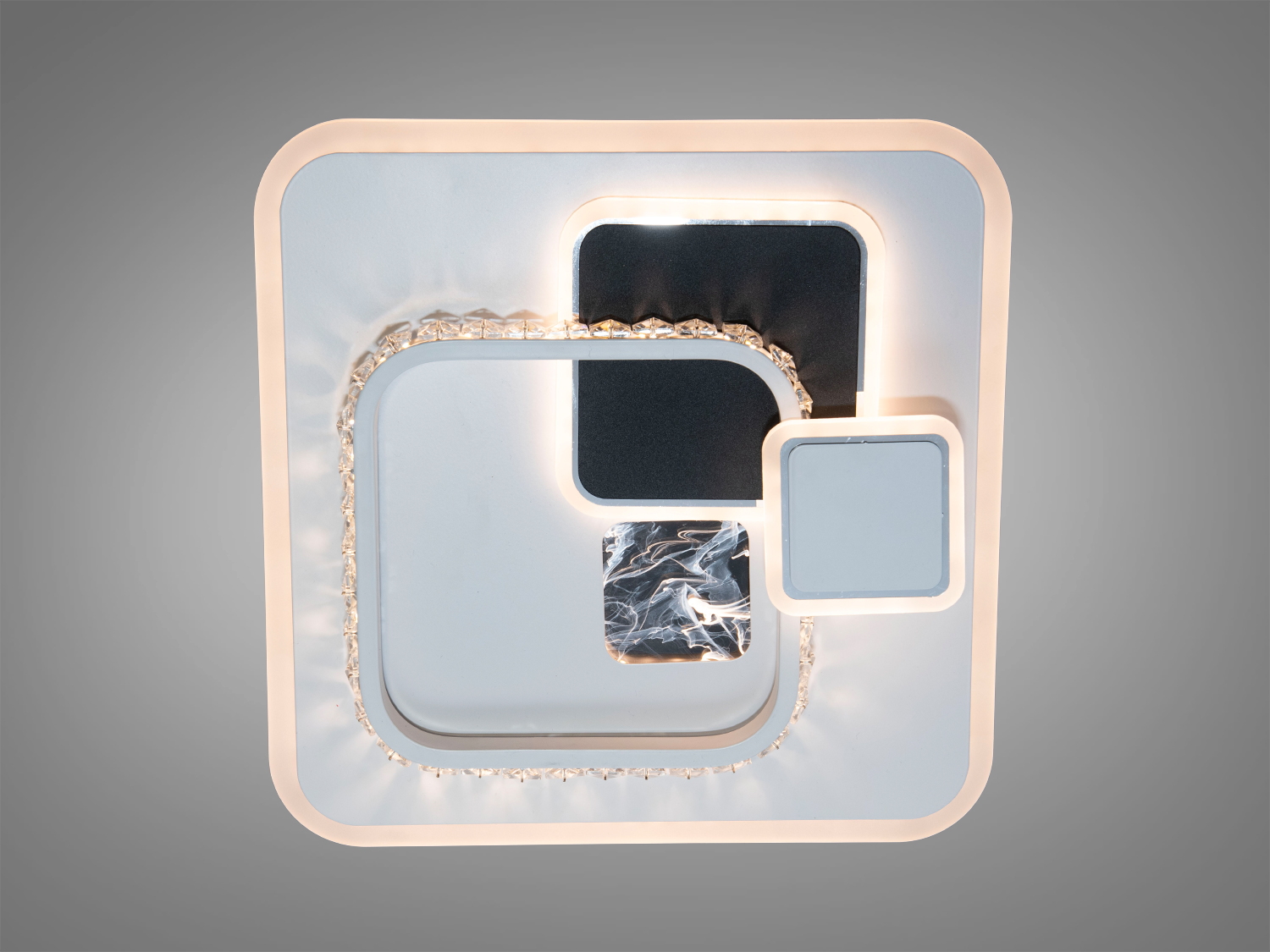 Стельовий світильник з м’яким теплим світлом, квадратна форма. Використовує LED технологію для економії енергії.