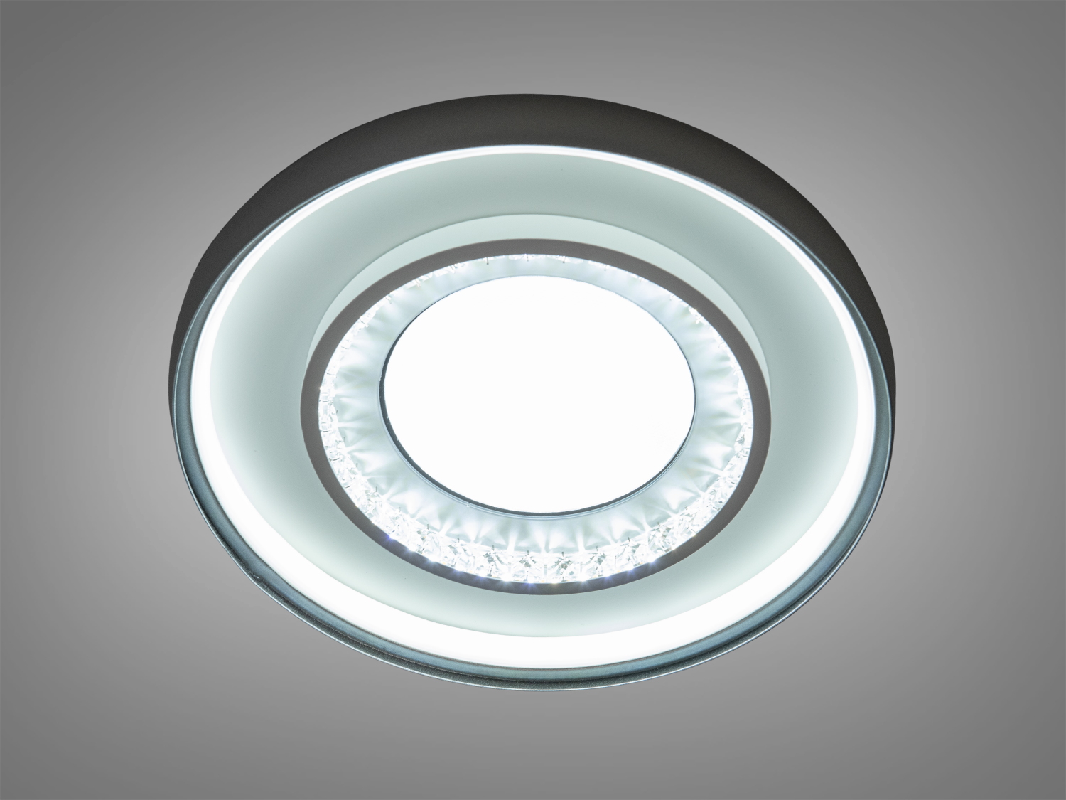 Світильник з білим холодним світлом, підходить для сучасних інтер′єрів. Внутрішній обідок з прозорими вставками.