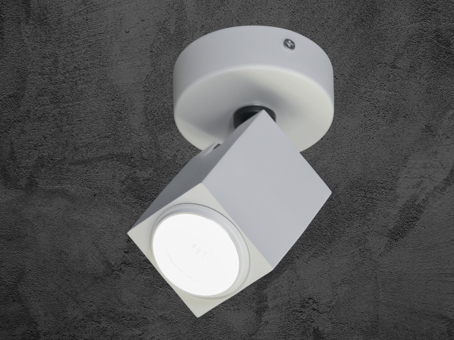 Білий кубічний світильник з LED-лампою для монтажу на стелю. Ідеально підходить для мінімалістичного дизайну.