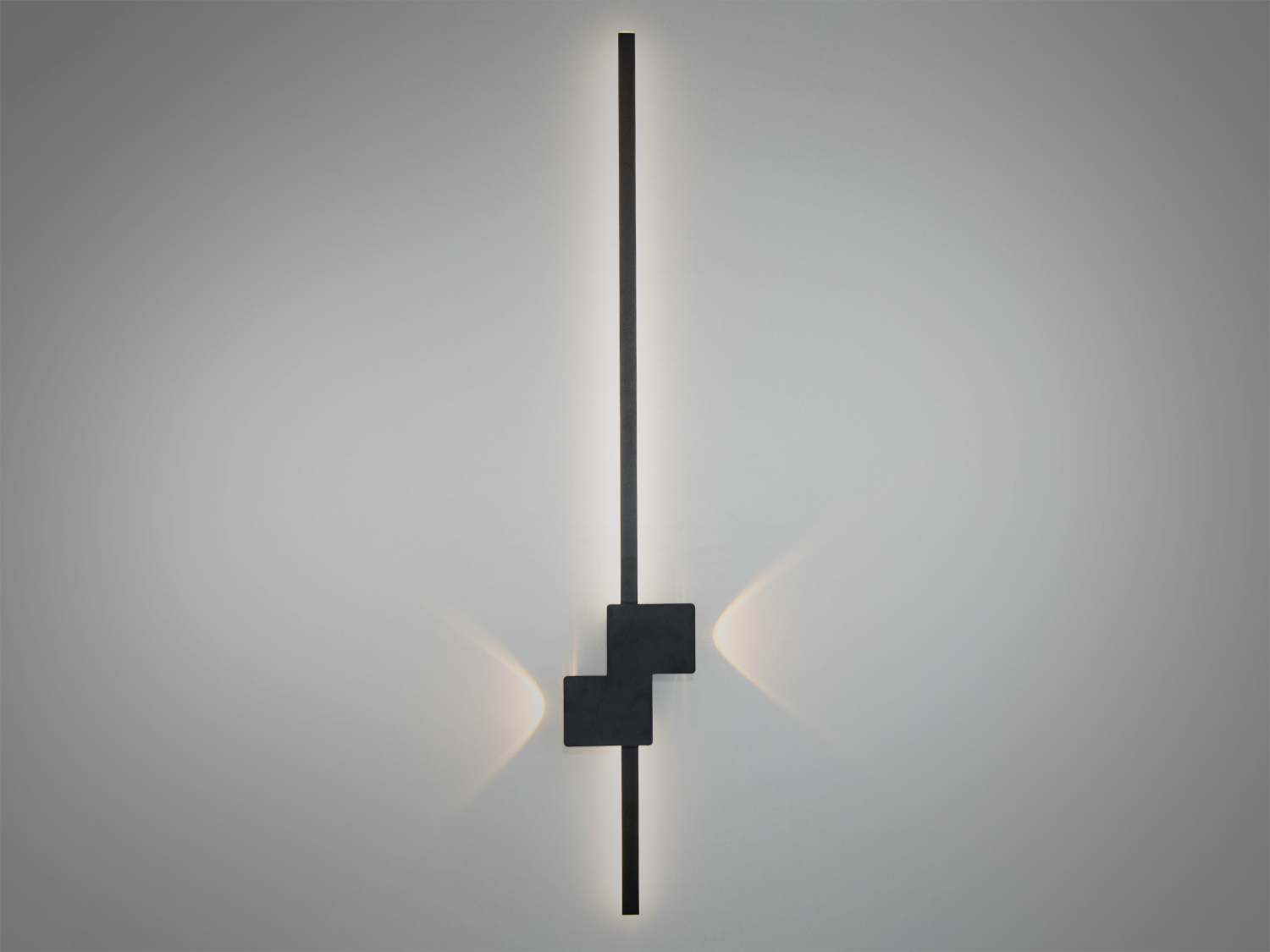 Світлодіодний світильник потужний та світить яскраво, лінійна форма додає сучасності приміщенню.