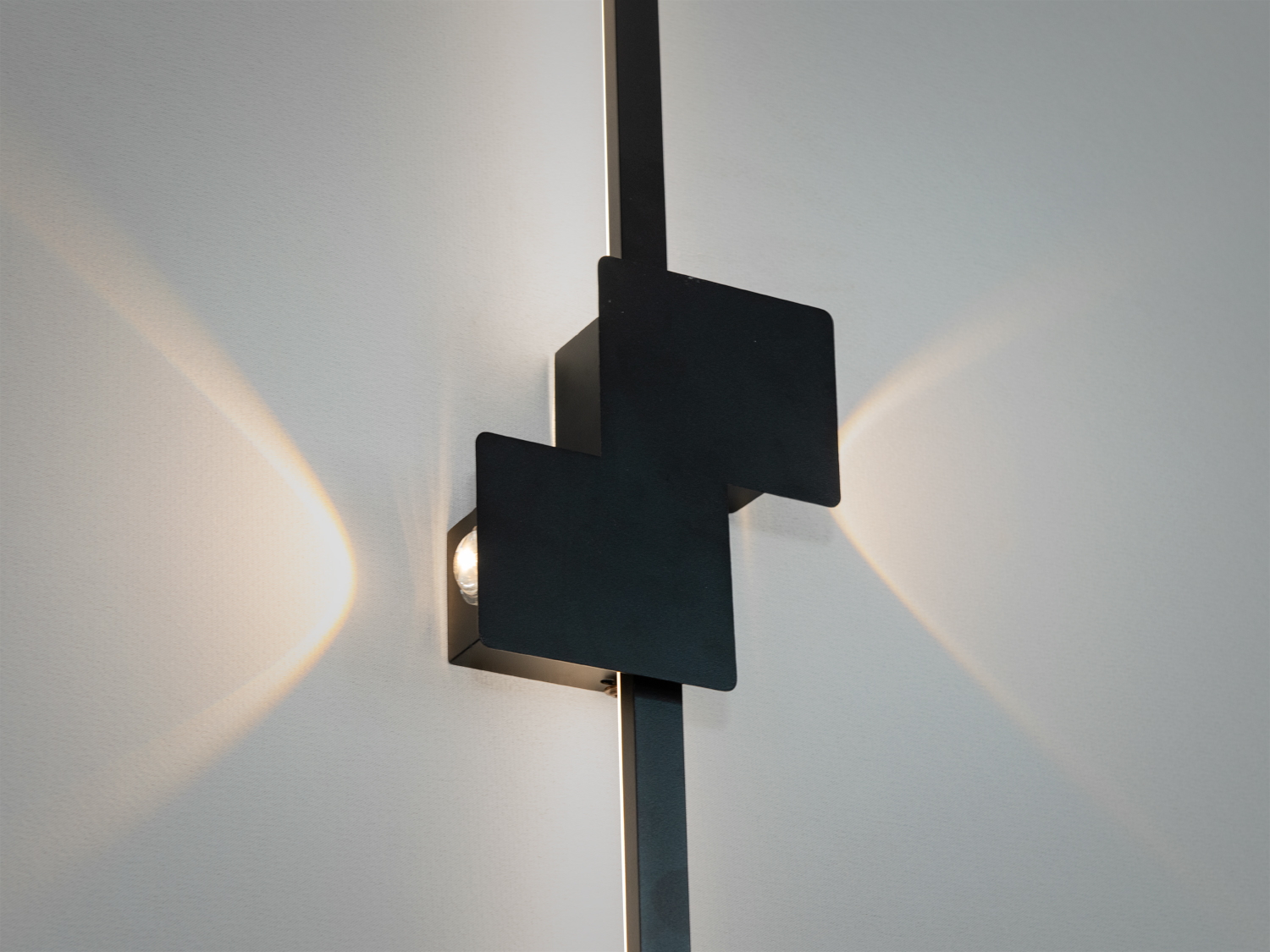 Вертикальне світлодіодне бра у вітальню, колір чорний, 25W