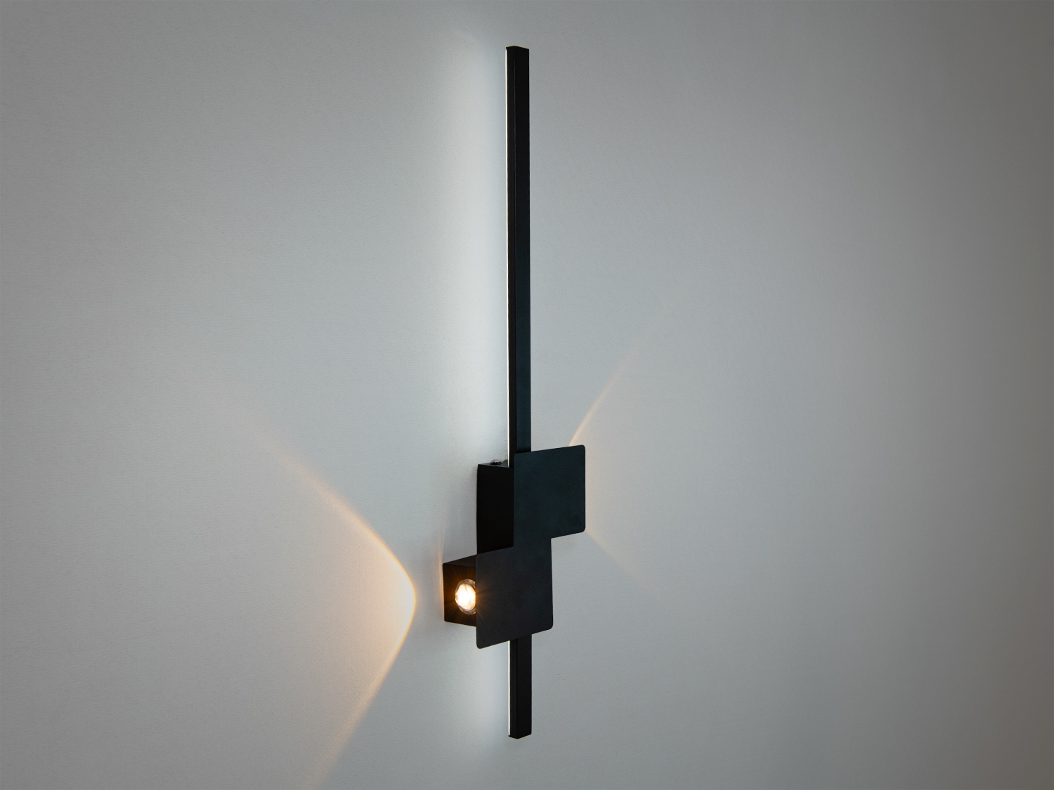 Світильник з металу дуже міцний і легко піддається прибиранню, світить нейтральним кольором світіння.