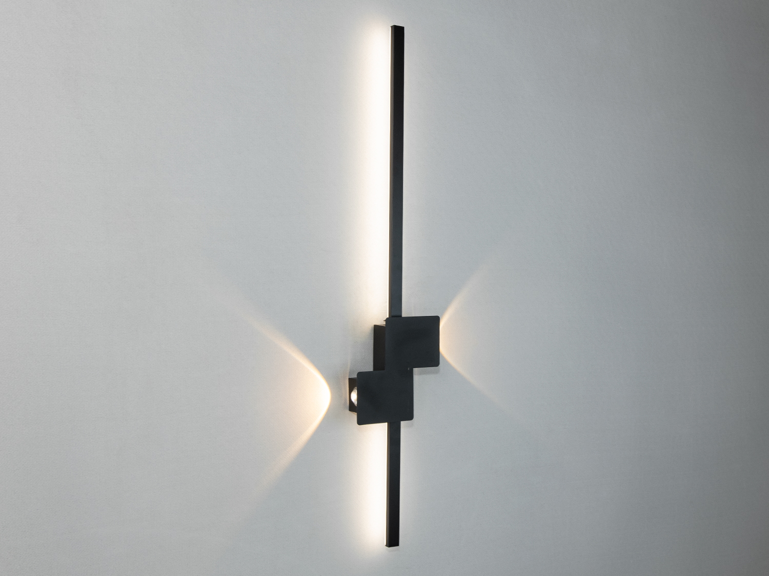 Світильник світить яскраво нейтральним кольором світіння, що дозволяє створити потрібну атмосферу ділової чіткості.