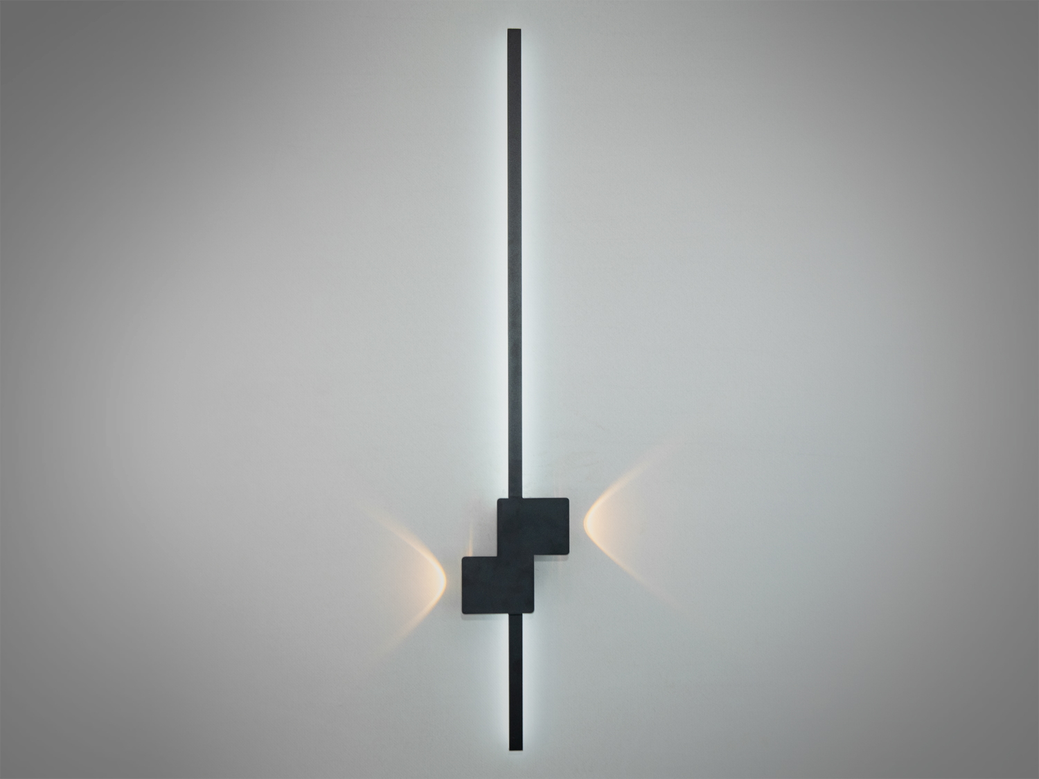 Вертикальне світлодіодне бра у вітальню – справжнє втілення мінімалізму та елегантності. Його унікальна форма нагадує вертикальну лінію світла, що проходить через сучасний простір, начебто малюючи межі стилю та витонченості.