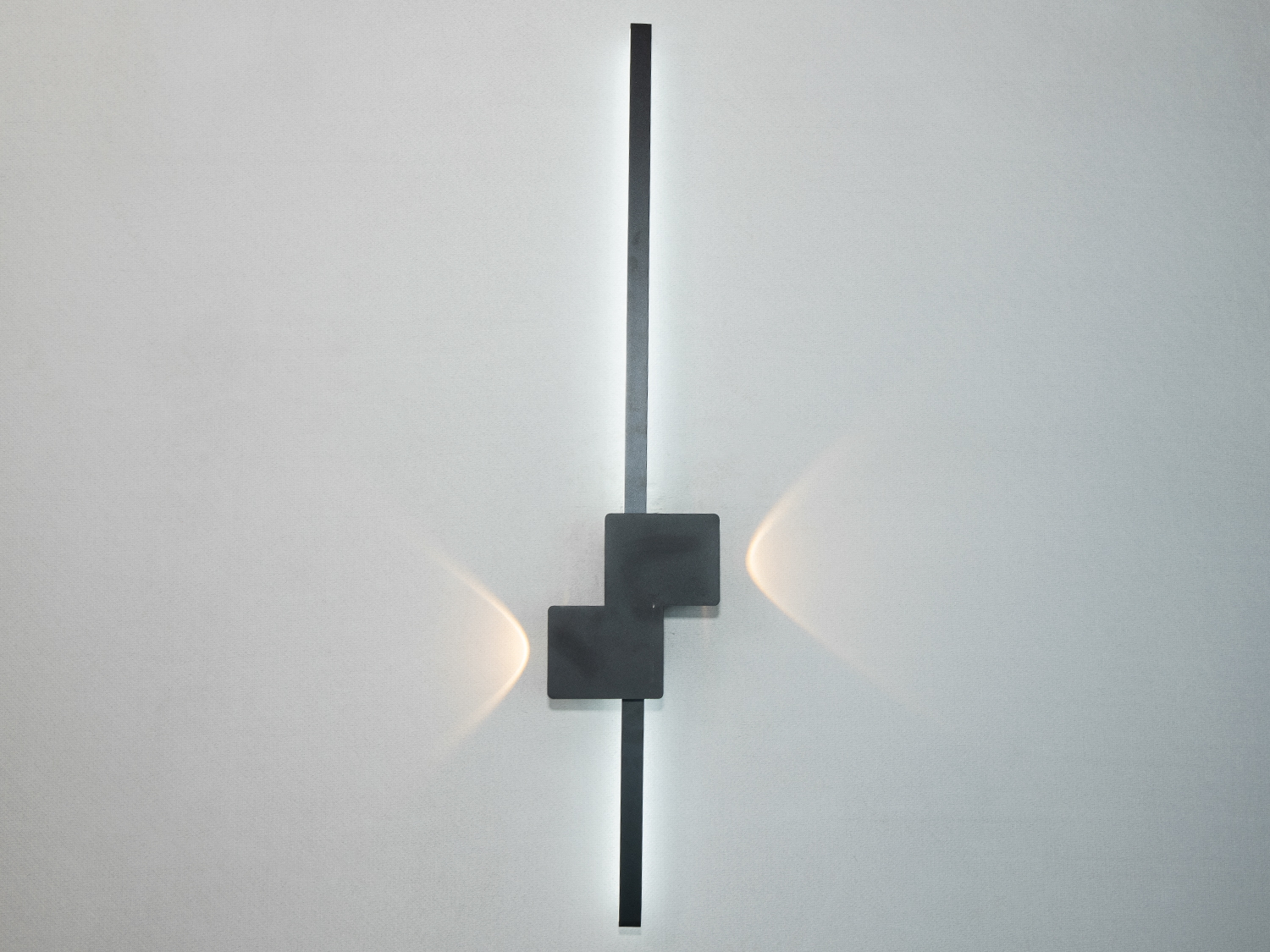 Мінімалістичне LED бра для залу – справжнє втілення мінімалізму та елегантності. Його унікальна форма нагадує вертикальну лінію світла, що проходить через сучасний простір, начебто малюючи межі стилю та витонченості.