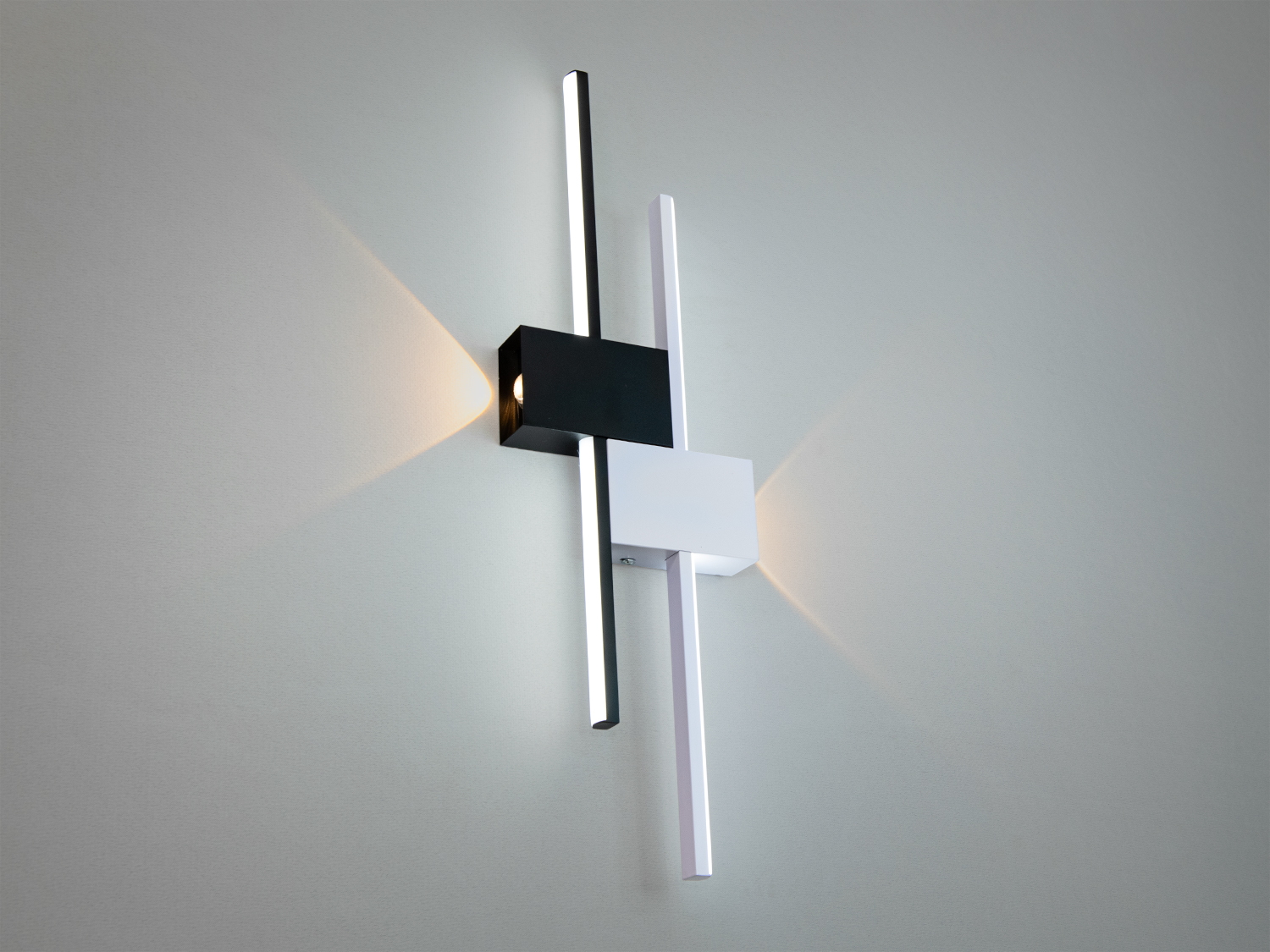 Світильник світить яскраво та використовується у невеликих приміщеннях.