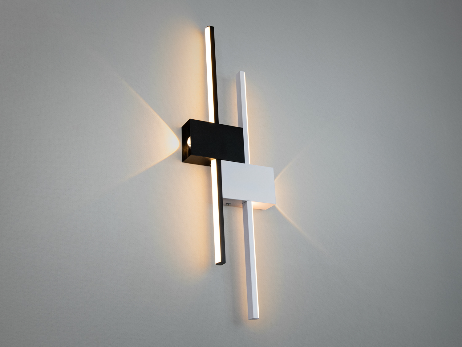 Лінійна форма світильника чорного та білого кольорів виглядає стильно та сучасно.