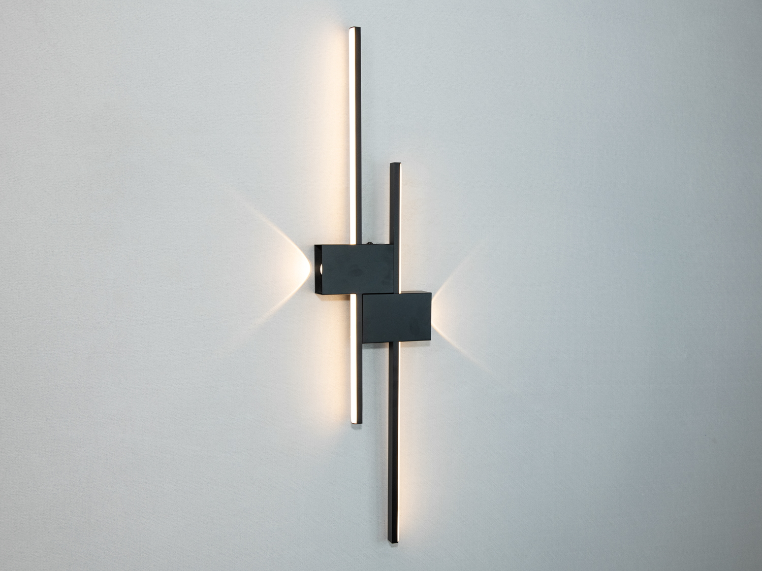 Світильник при кожному включенні/вимкненні змінюється відтінком світла – від теплого до холодного і нейтрального, створюючи ідеальну атмосферу.