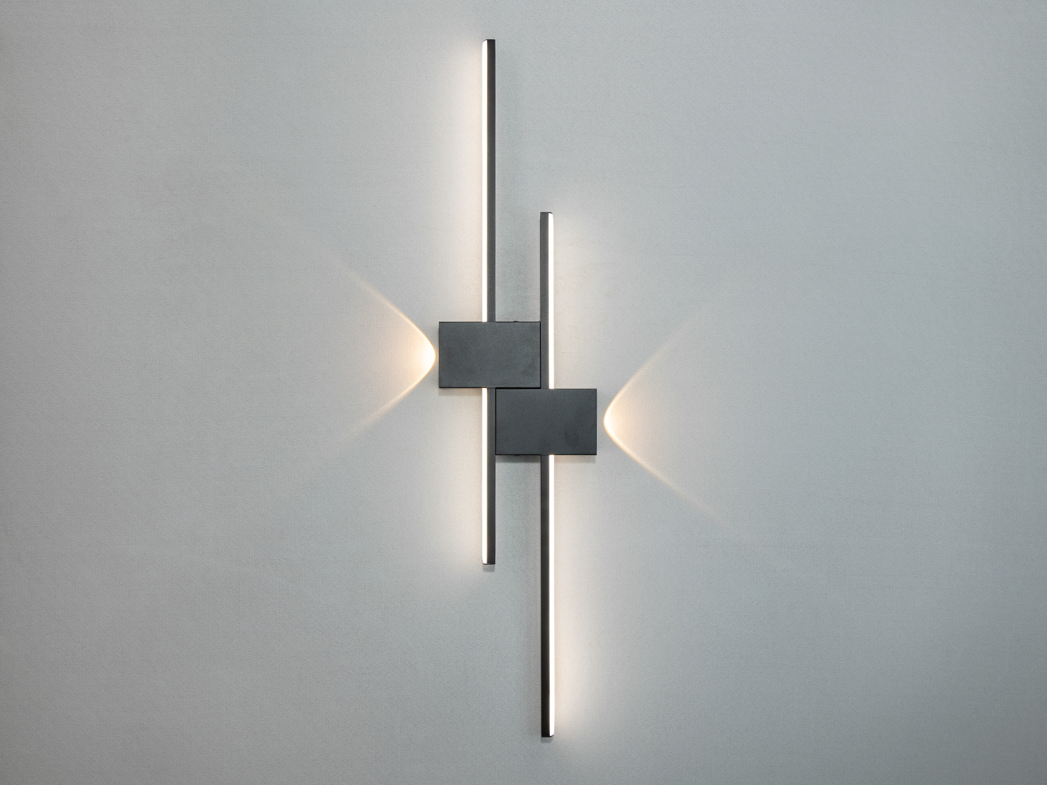 Чорний колір та геометрія світильника підкреслять індустріальну естетику.