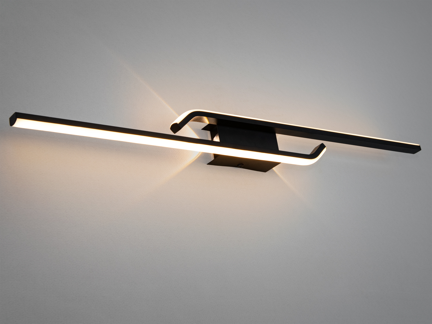 Світлодіодне бра має лаконічну та незвичайну форму і світить нейтральним кольором світіння.