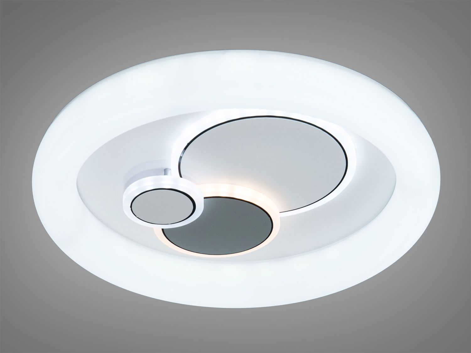 Стельовий світильник з білим кільцем і трьома внутрішніми колами, що створюють м’яке розсіяне світло. Ідеально підходить для сучасних інтер’єрів.