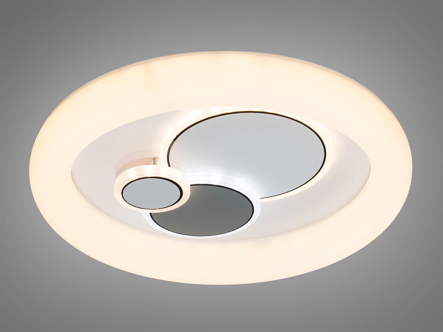 Стельовий світильник з теплим білим світлом, що виходить з кільця та внутрішніх кіл. Підходить для затишних житлових просторів.