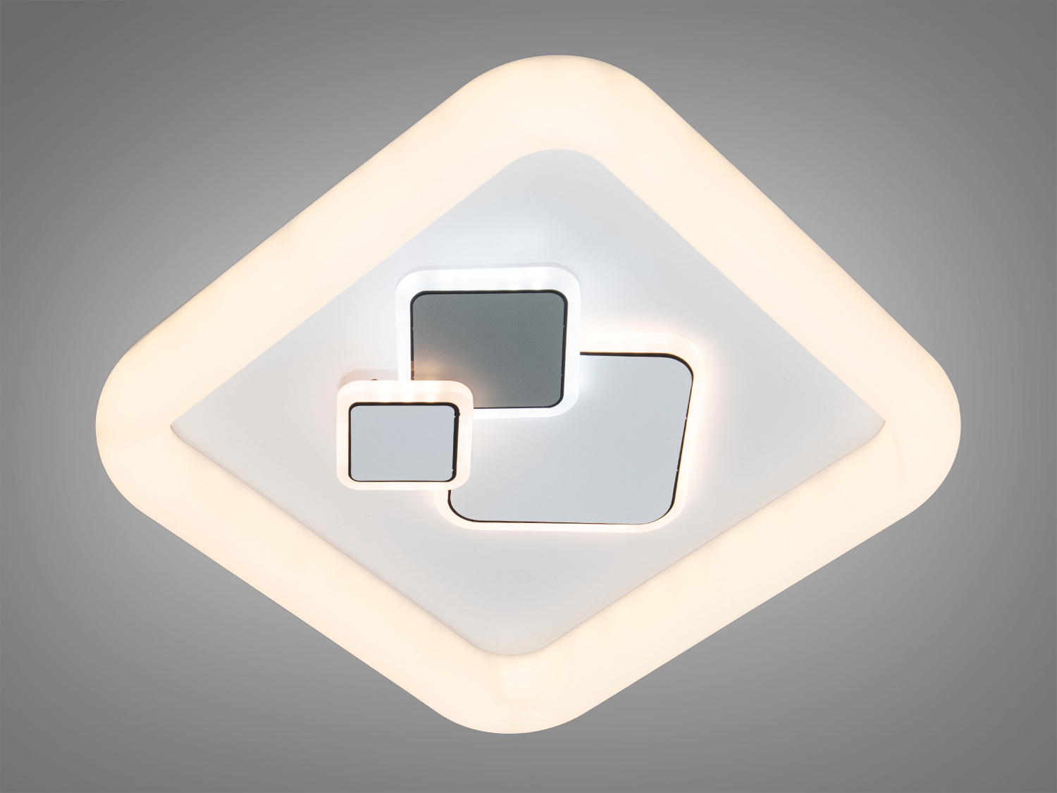 Світильник з теплим світлом, квадратна форма. Центральні елементи різних розмірів додають стильний акцент для сучасного інтер’єру.