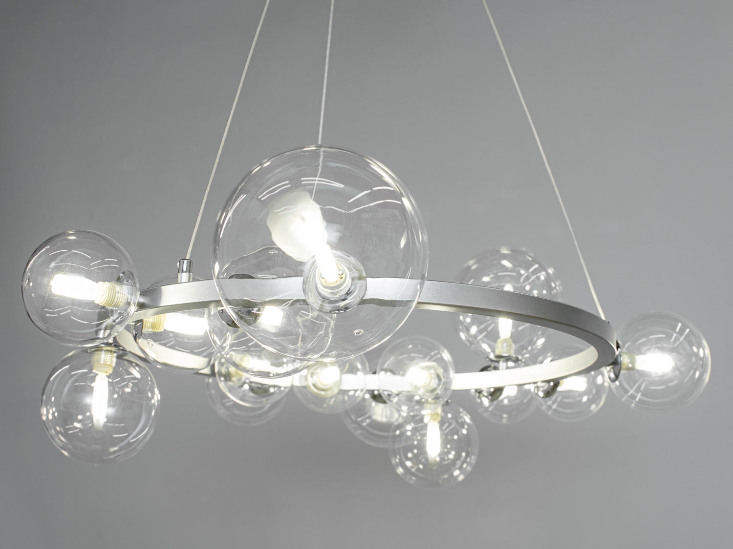 Хромована основа надає люстру елегантності та сучасності, що робить її ідеальною для поєднання з сучасними меблями та декором.