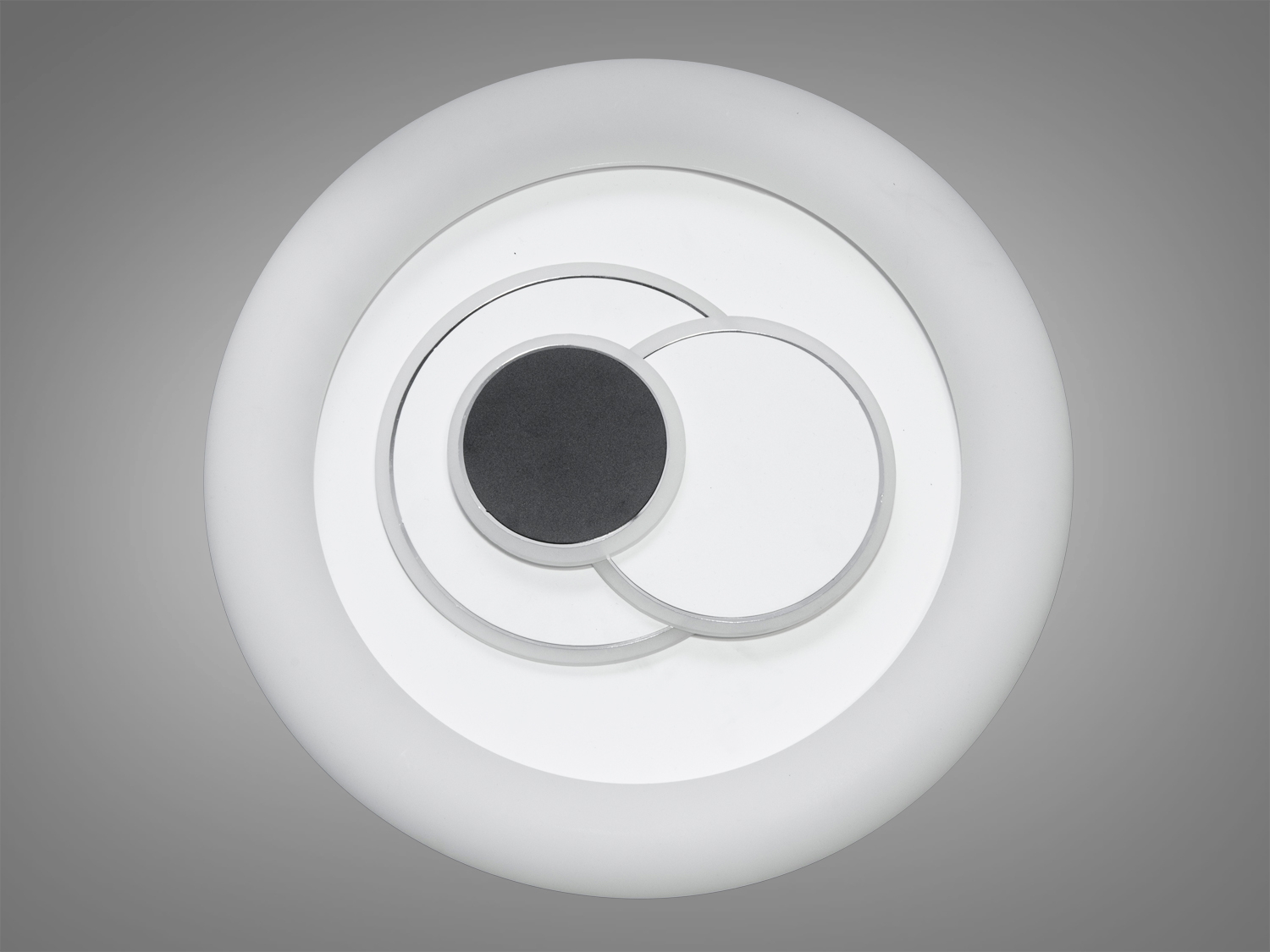 Світильник з круглим дизайном, що має три концентричні кола. Підходить для монтажу на стелю в сучасних інтер’єрах.