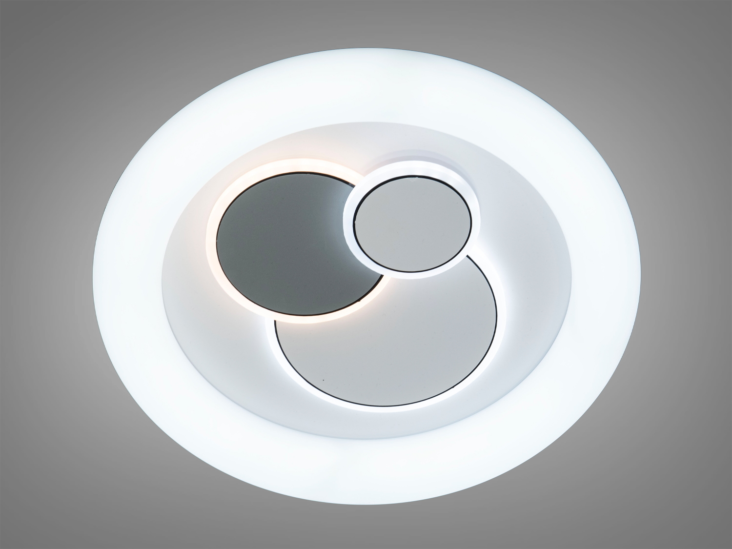 Кругла стельова лампа з трьома внутрішніми колами, що створюють м’яке біле світло. Ідеально підходить для сучасного інтер’єру.