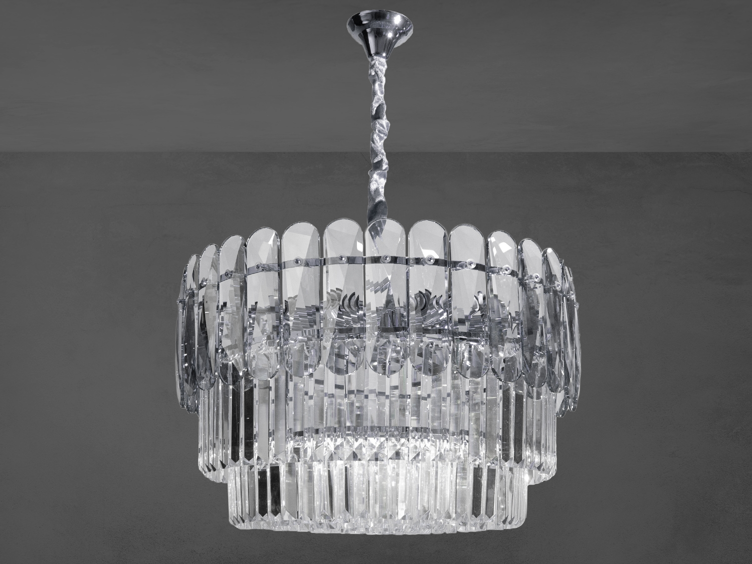 Основний акцент зроблений на багатошарових кришталевих деталях, які завдяки своїй прозорості та ограновці заломлюють світло, додаючи мякий, мерехтливий ефект.