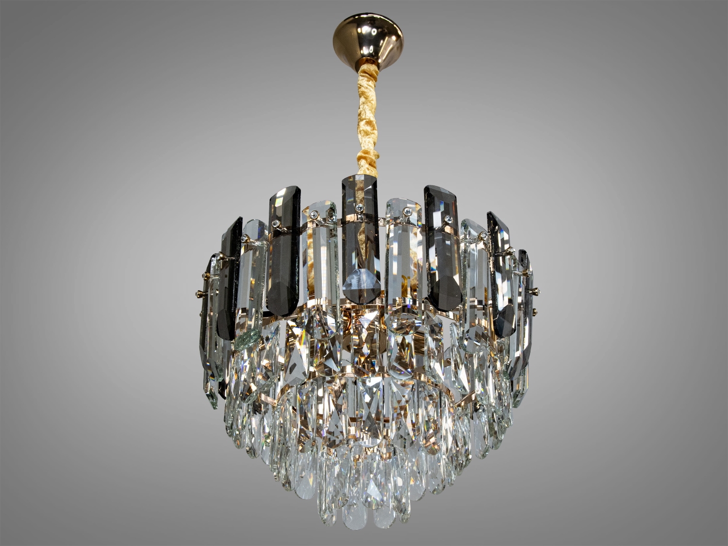 Люстра з багатоярусними кришталевими підвісками, підходить для вітальні, золотистий тримач, елегантний дизайн.