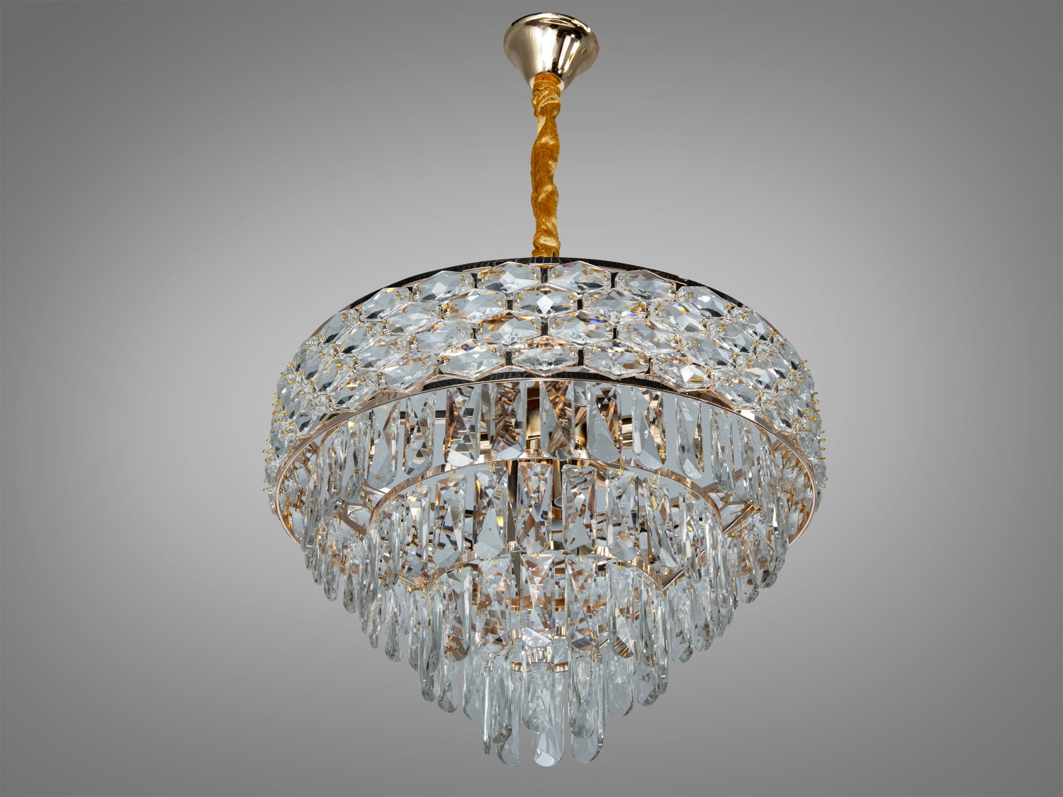 Кругла кришталева люстра з каскадними підвісками, підвішена на золотистому шнурі, підходить для класичного інтер’єру.