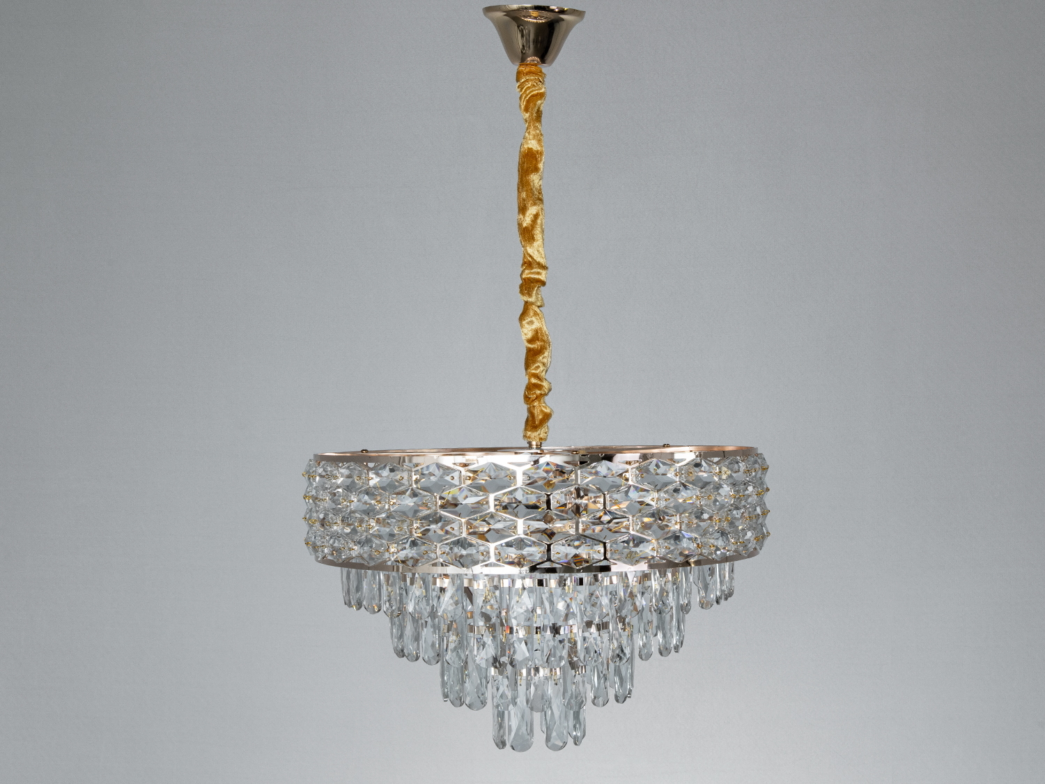 Елегантна кришталева люстра з круглим абажуром і золотистим кріпленням, ідеальна для вітальні.