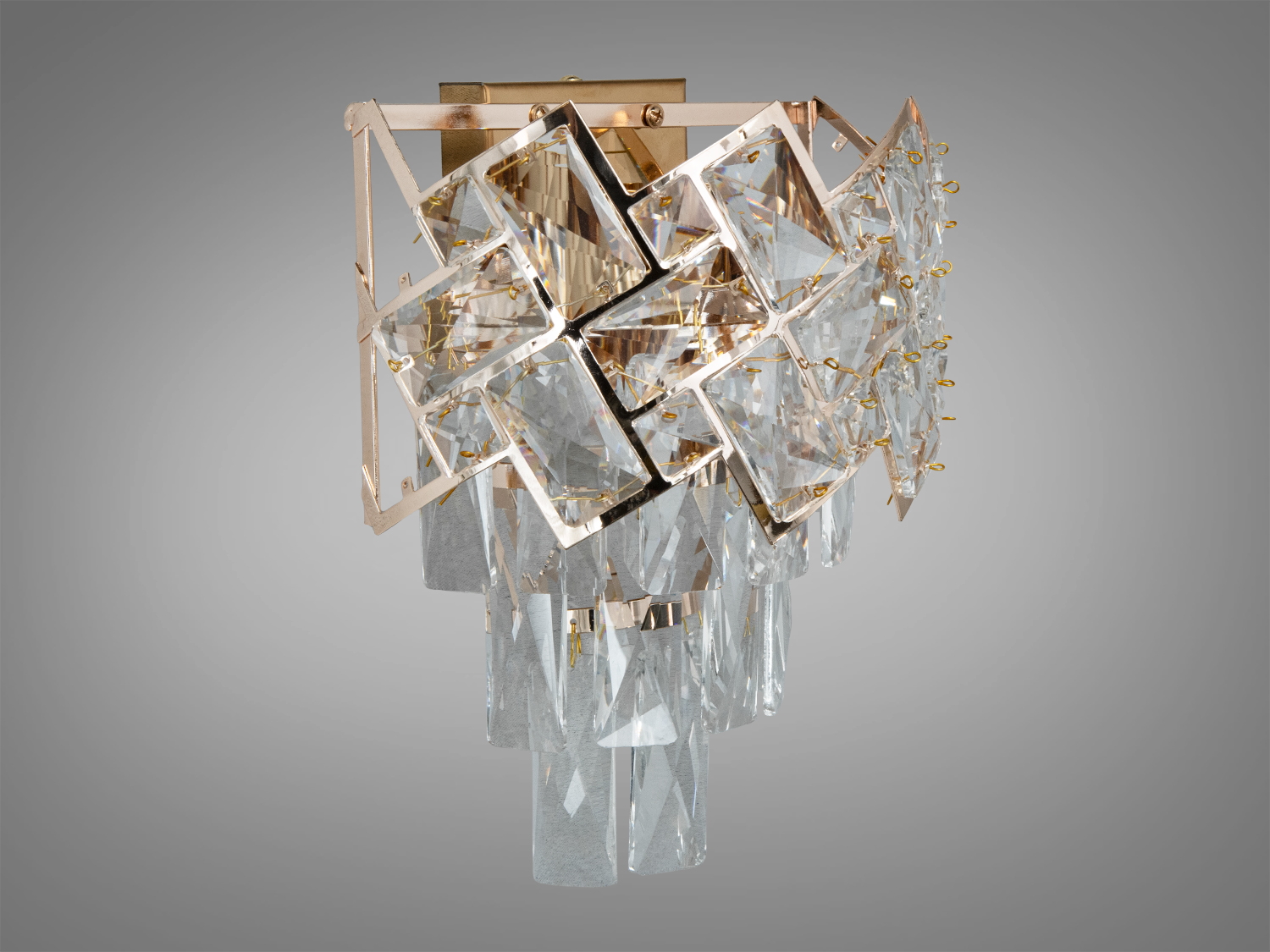 Світильник з кристалами, закріпленими на металевій рамі. Призначений для інтер′єрів з класичним стилем.