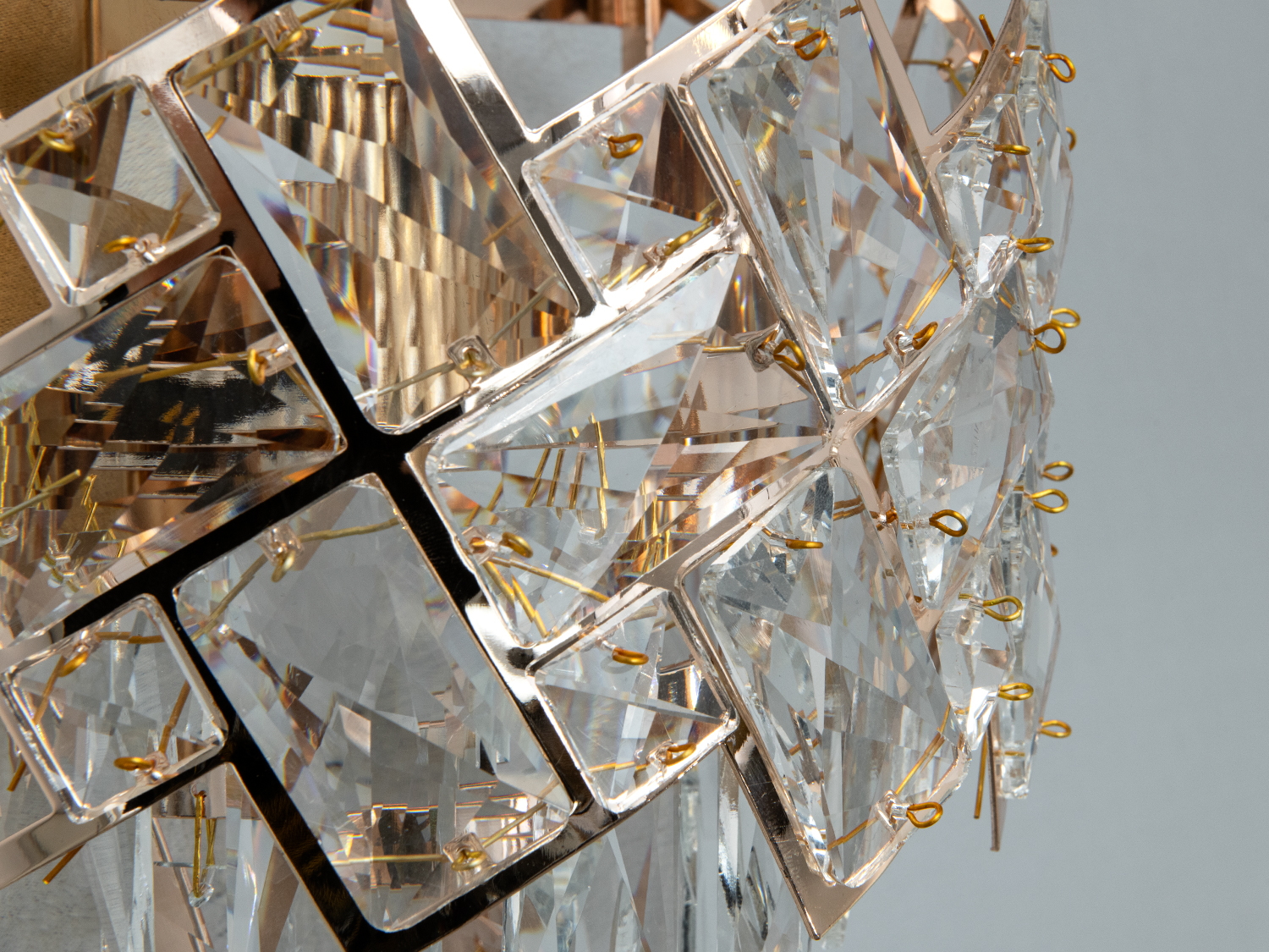 Деталь кришталевого світильника з блискучими гранями. Ідеально підходить для створення акцентного освітлення.