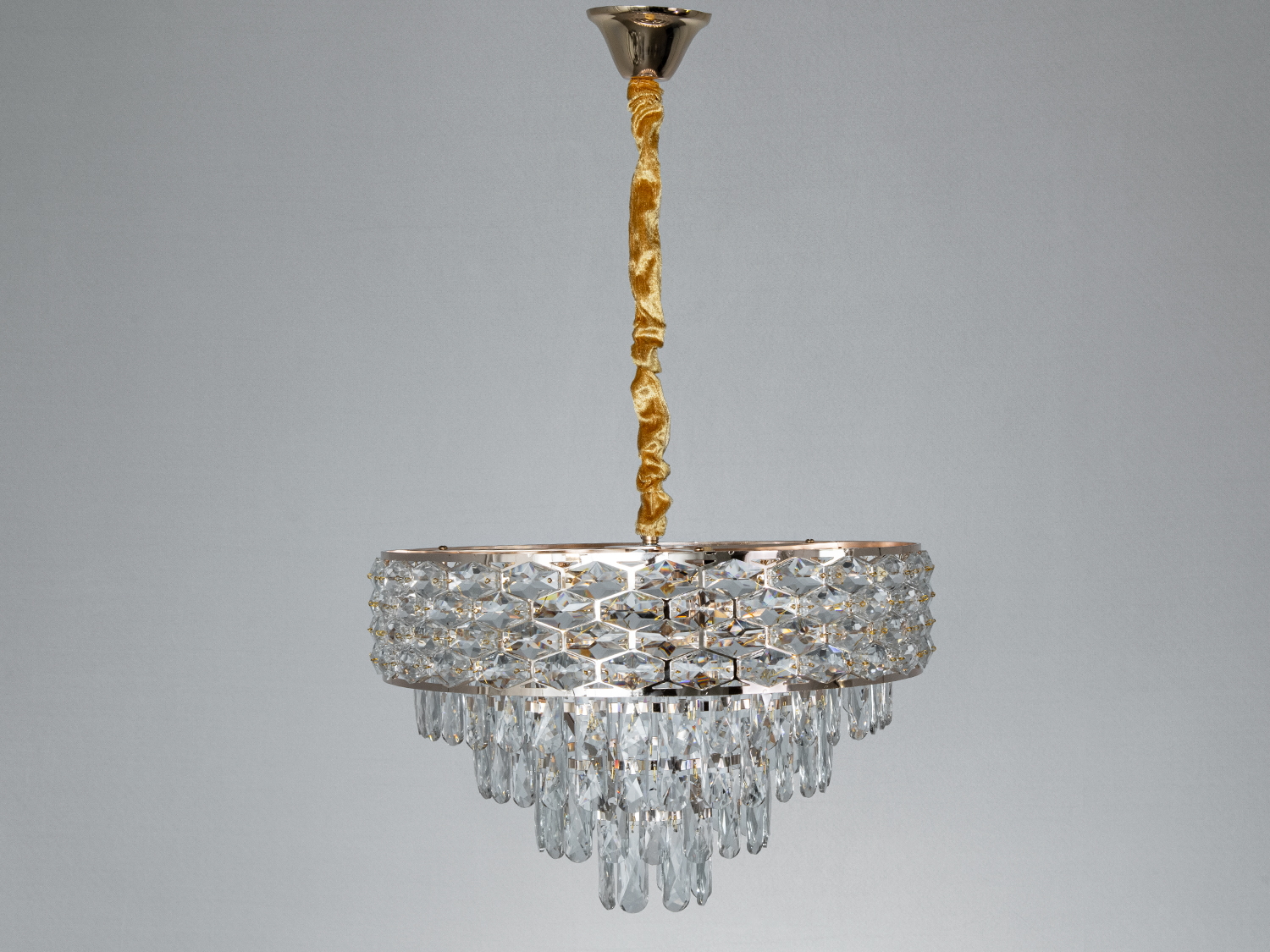 Нижні рівні люстри складаються з численних кришталевих підвісок, що спускаються вниз, як мереживо з діамантів.