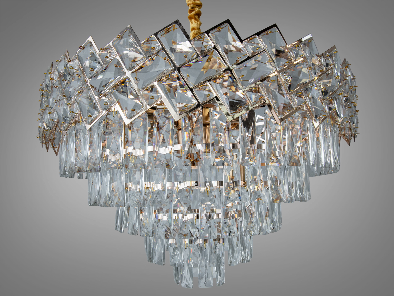 Люстра з кришталевими підвісками у формі ромбів, створює ефектний світловий ефект, ідеальна для вітальні.