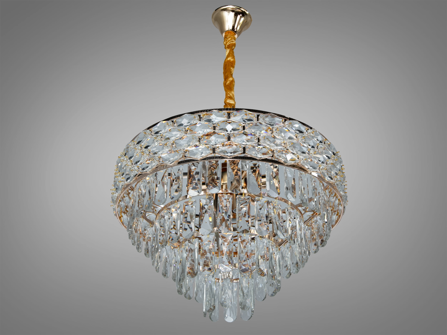 Приголомшлива підвісна кришталева золота люстра в вітальню, 7 ламп. Купити люстри гуртом від українського виробника – це завжди правильний вибір, адже якість та майстерність виконання тут на найвищому рівні.