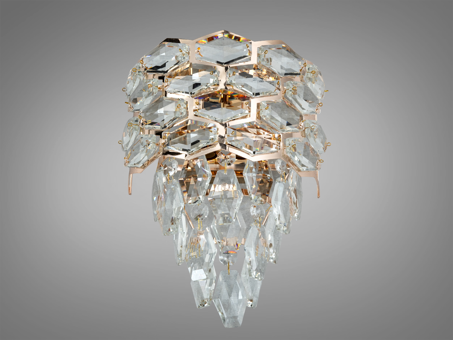 Настінний світильник з кришталевими підвісками, що створюють каскадний ефект. Металева основа додає сучасності дизайну.