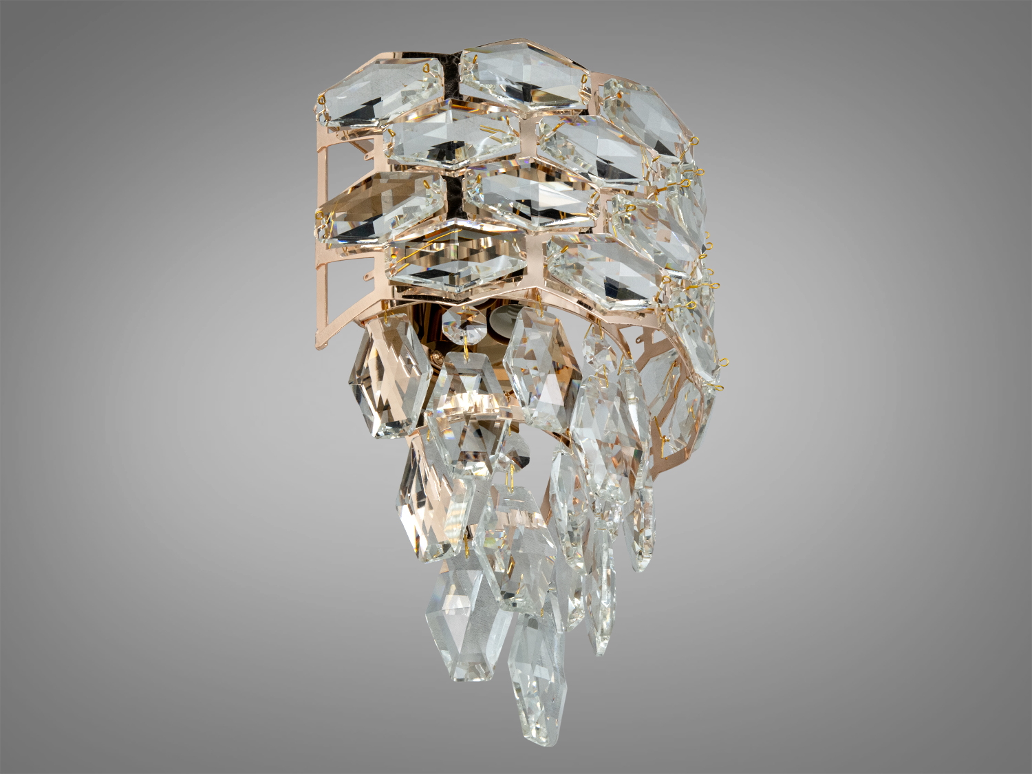 Настінний світильник з багатоярусними кришталевими елементами, що забезпечують ефектний блиск. Підходить для сучасного інтер’єру.