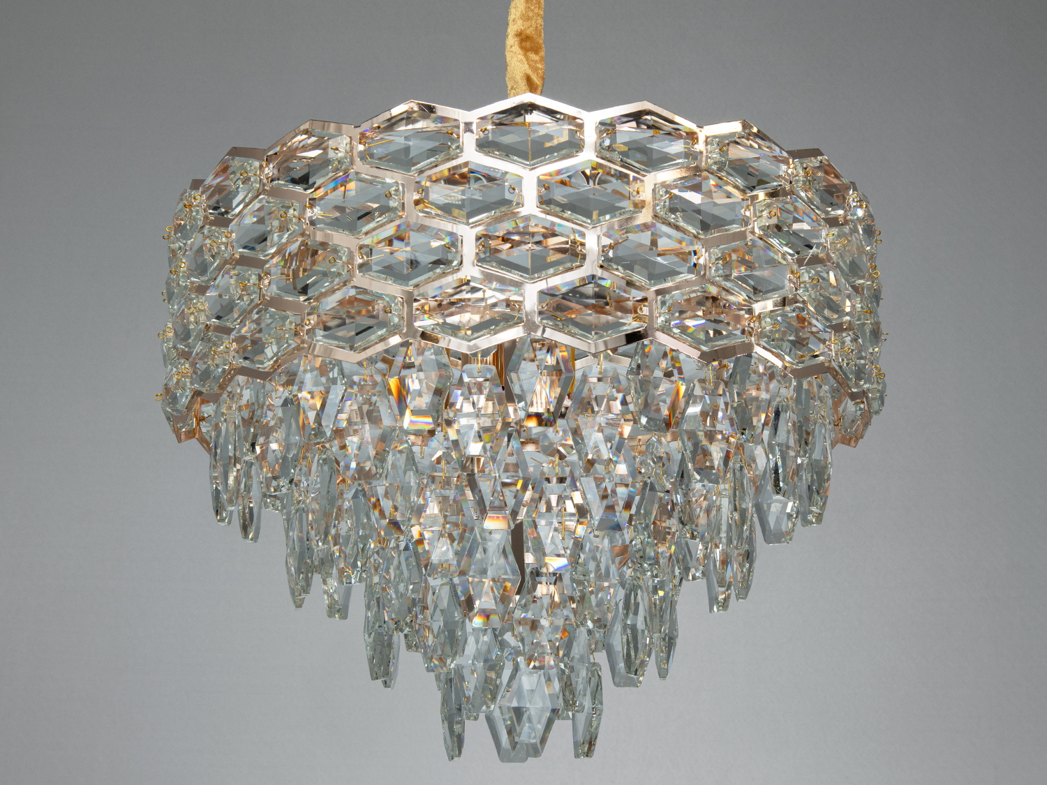 Люстра з шестикутними кришталевими елементами, що відбивають світло. Підходить для класичного інтер’єру.
