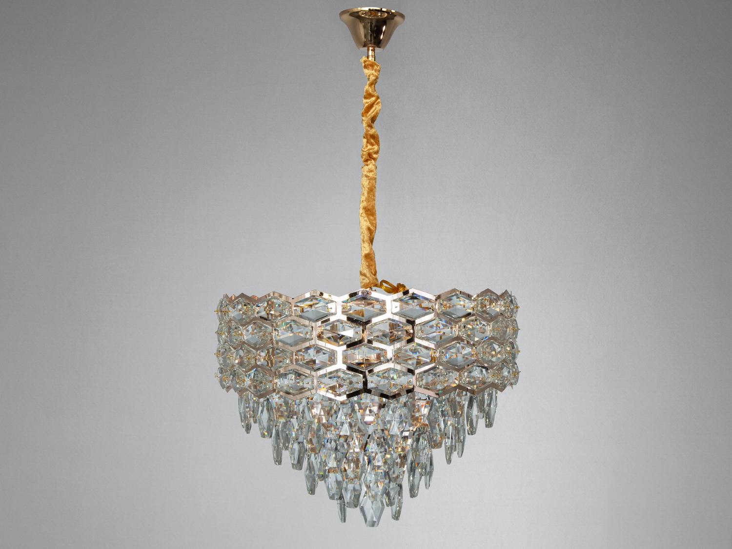 Кришталевий світильник з золотистим кріпленням, підвісний монтаж. Використовується для створення розкішної атмосфери.