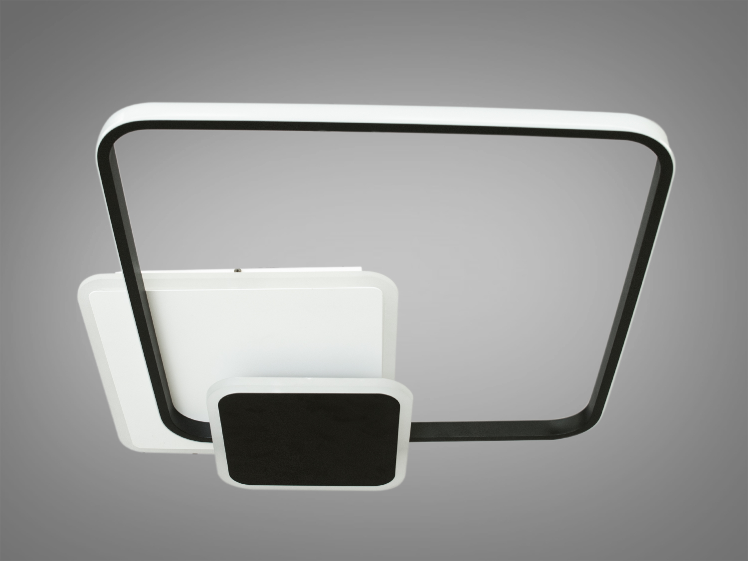 Мінімалістичний стельовий світильник з чорними і білими квадратами, ідеальний для офісного простору.