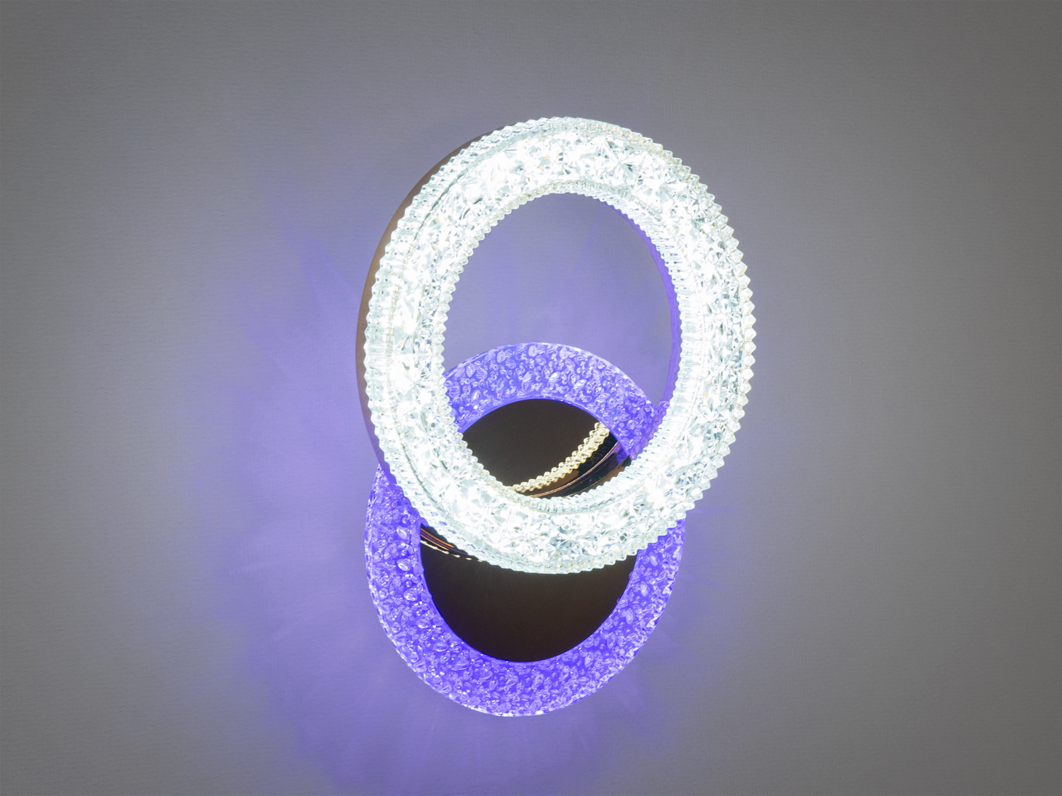 Настінний світильник у формі двох кілець з холодним білим світлом, ідеальний для мінімалістичного інтер’єру, додає елегантності.