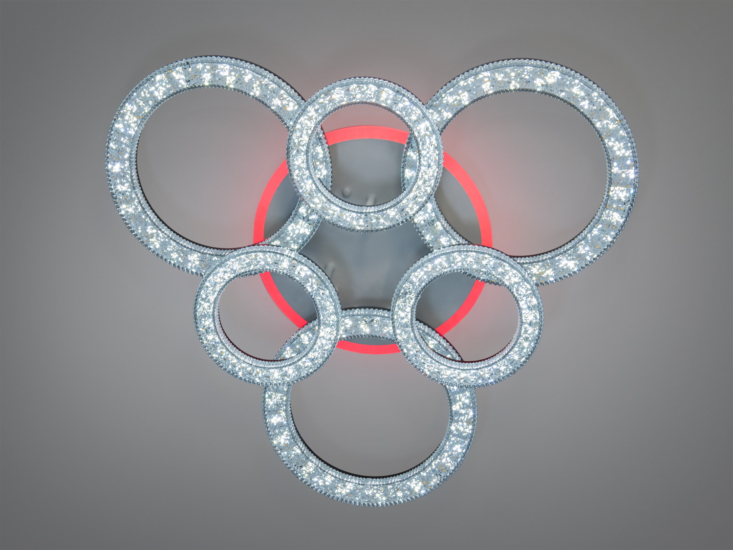 Сучасна чорна стельова люстра з п’ятьма кільцями, підсвічуванням та пультом управління, ідеальна для вітальні чи спальні.