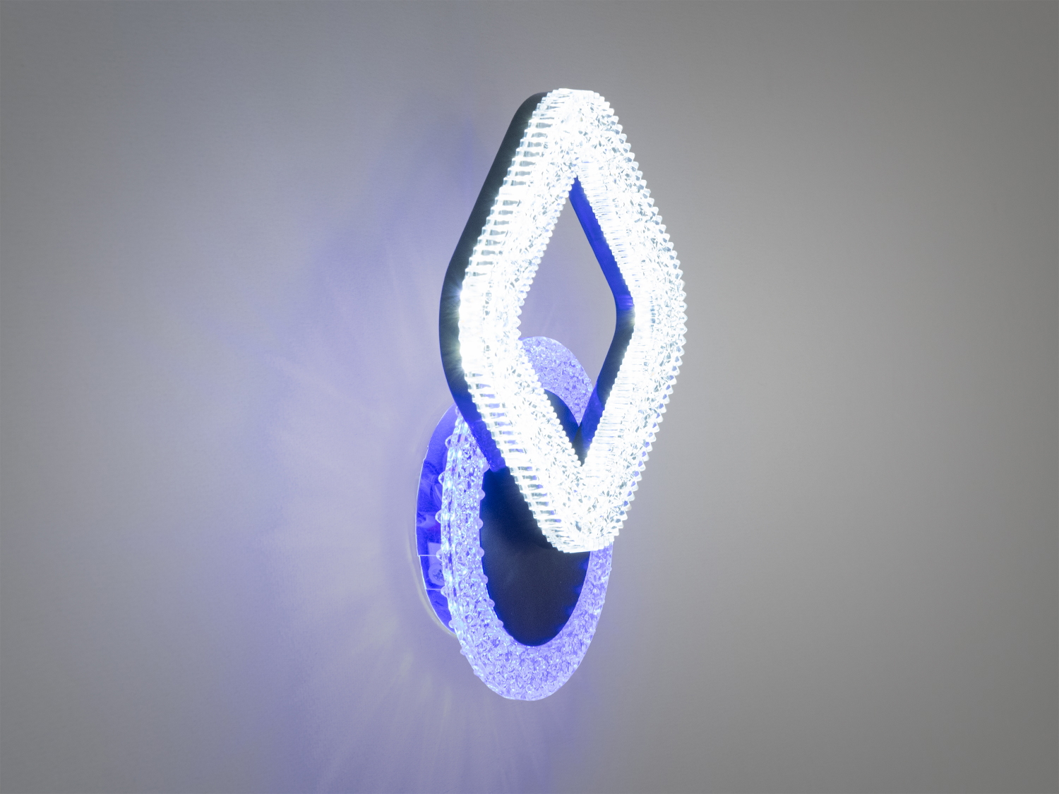 Настінний світильник з діамантовою формою, що випромінює холодне біле світло. Підходить для мінімалістичних приміщень.