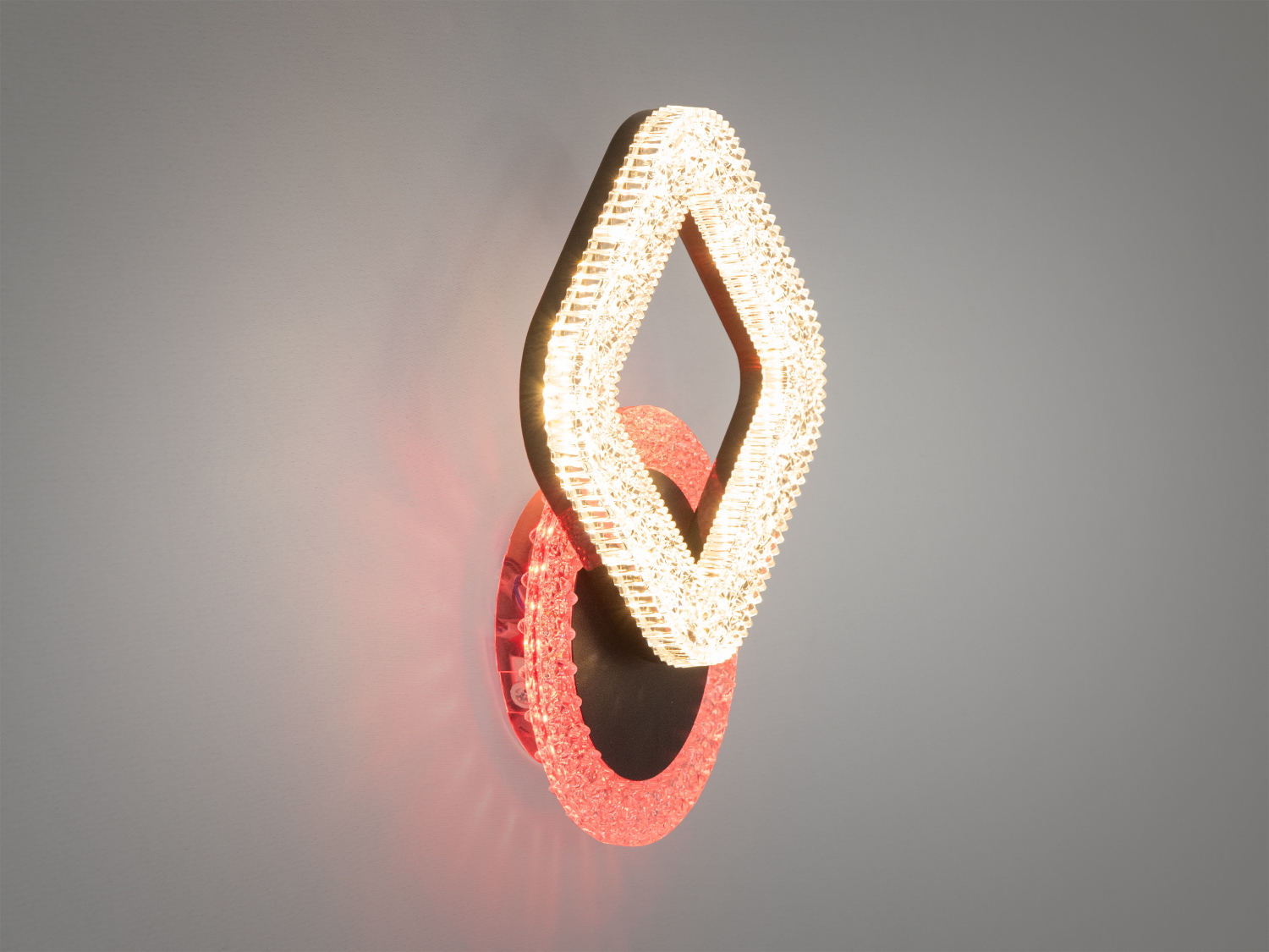 Настінний світильник з діамантовою формою, що випромінює тепле червоне світло. Ідеально для затишних інтер’єрів.